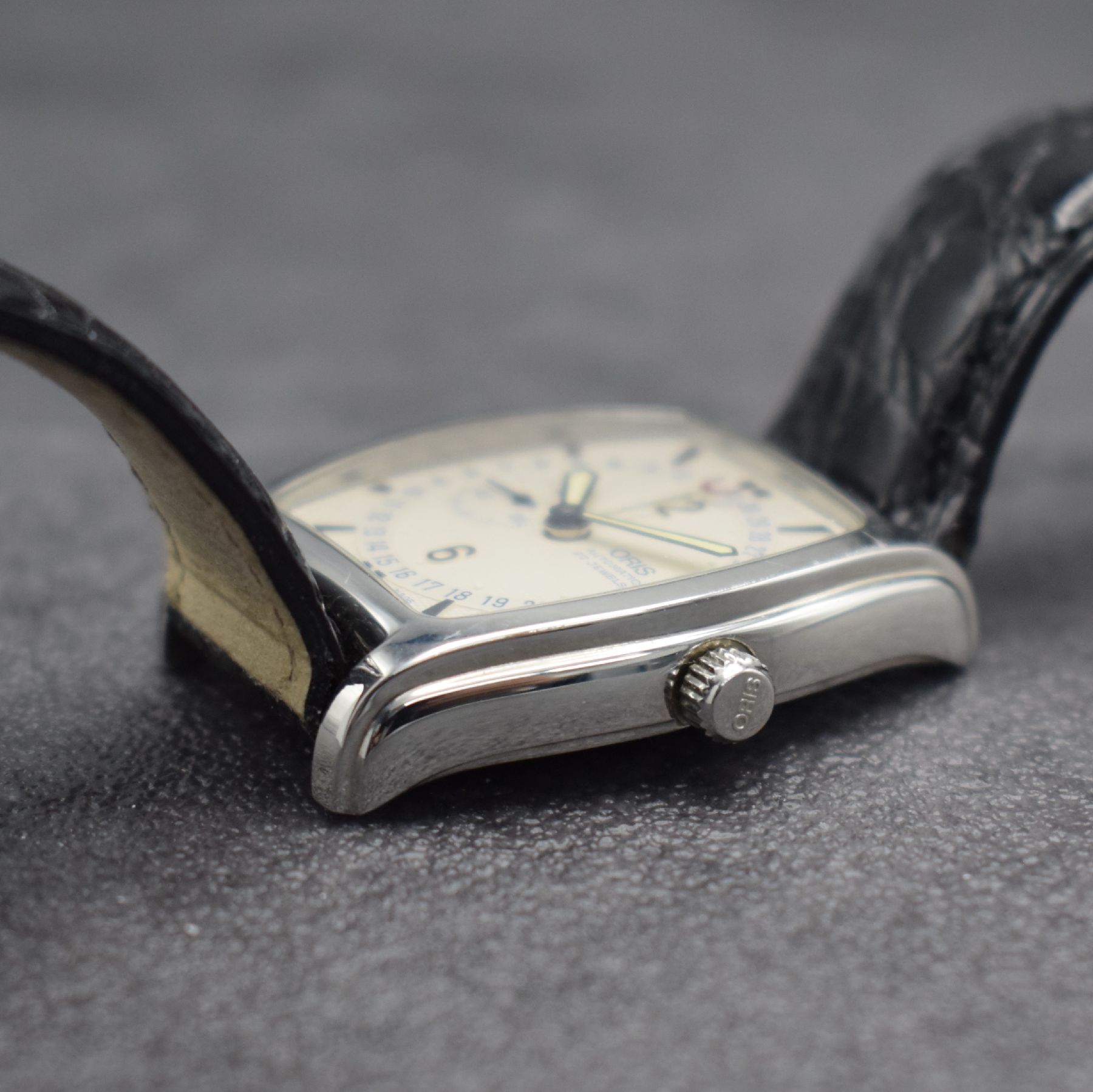 Detail e: ORIS Ref. 7471 Herrenarmbanduhr mit Zeigerdatum in Stahl, Schweiz um 2000, Automatik, 4-fach verschr. Tonneau-Geh., orig. Lederband m. Stiftschl., ...