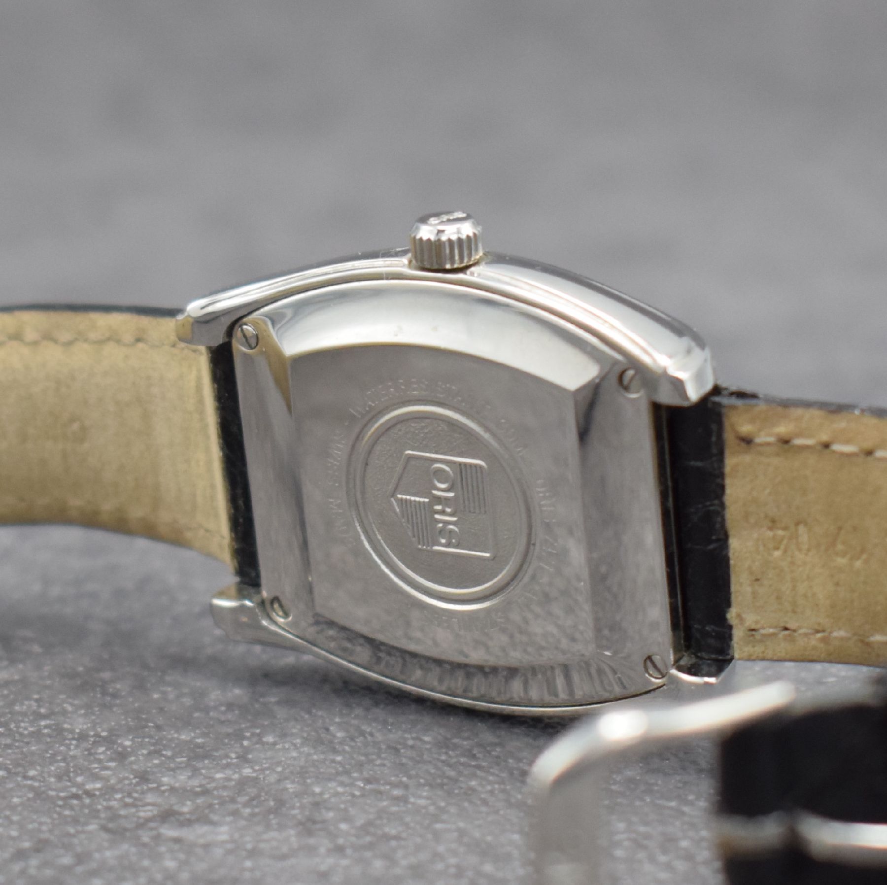 Detail f: ORIS Ref. 7471 Herrenarmbanduhr mit Zeigerdatum in Stahl, Schweiz um 2000, Automatik, 4-fach verschr. Tonneau-Geh., orig. Lederband m. Stiftschl., ...
