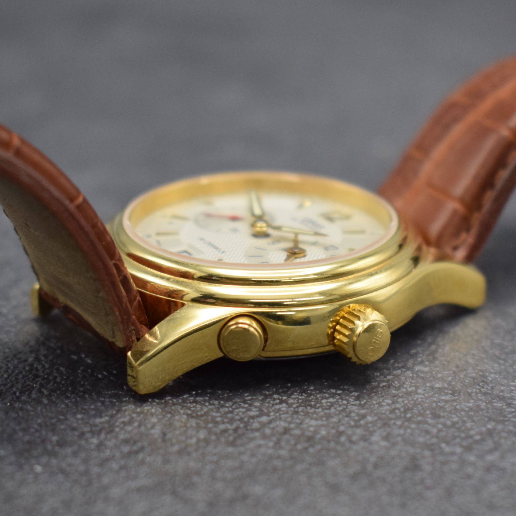 Detail d: ORIS Herrenarmbanduhr mit zweiter Zeitzone, Schweiz um 2000, Automatik, vergold. Stahlgeh. Ref. 7485, beids. Saphirvergl., Boden & Krone verschr., ...