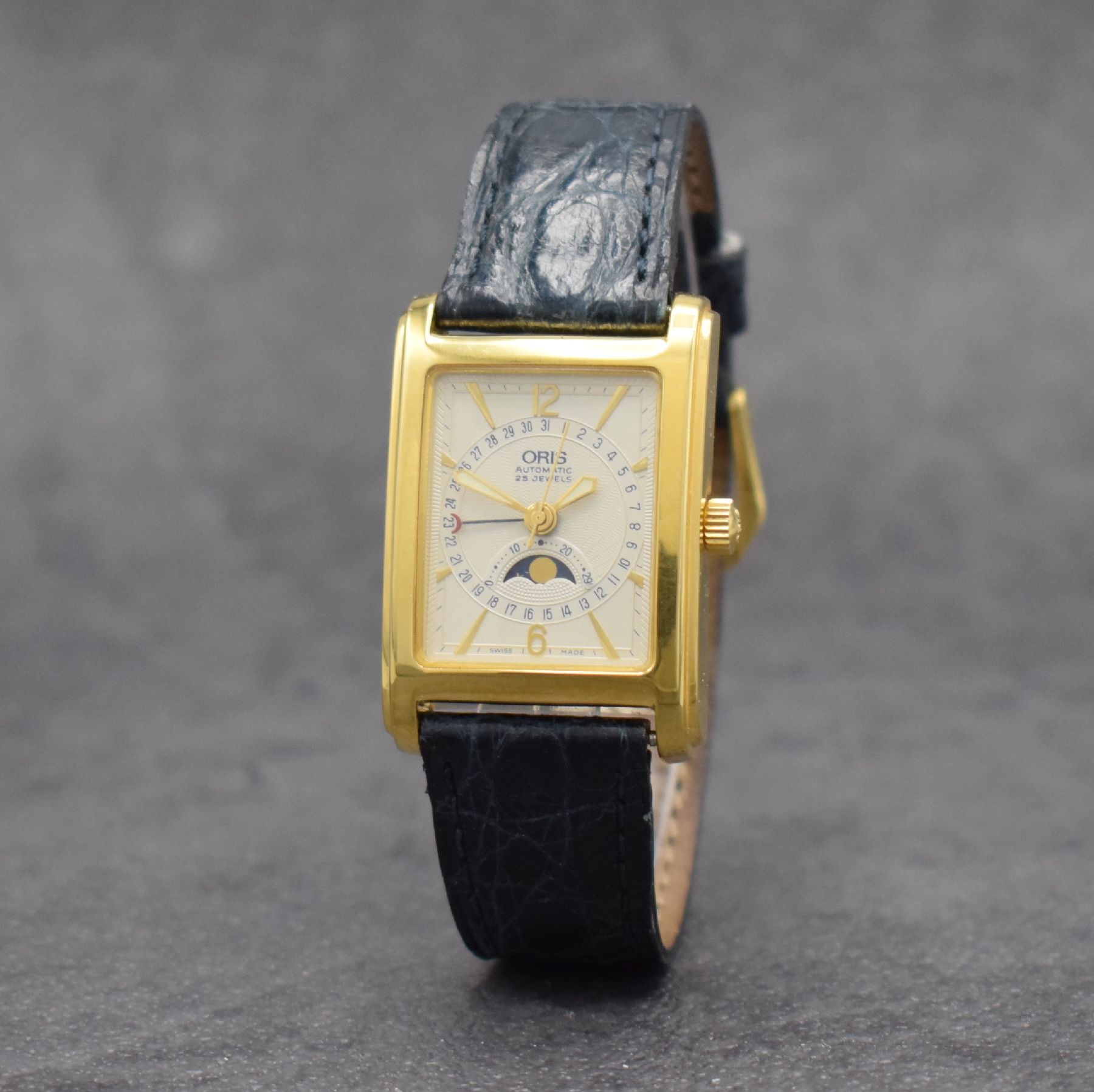Detail b: ORIS rechteckige Armbanduhr mit Mondphase & Datum, Schweiz um 2000, Automatik, verg. Stahlgeh. Ref. B 7460, Boden 4-fach verschr., silb. ...