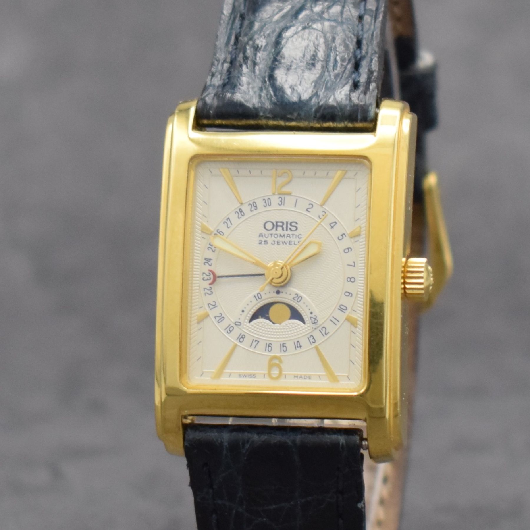 Detail c: ORIS rechteckige Armbanduhr mit Mondphase & Datum, Schweiz um 2000, Automatik, verg. Stahlgeh. Ref. B 7460, Boden 4-fach verschr., silb. ...