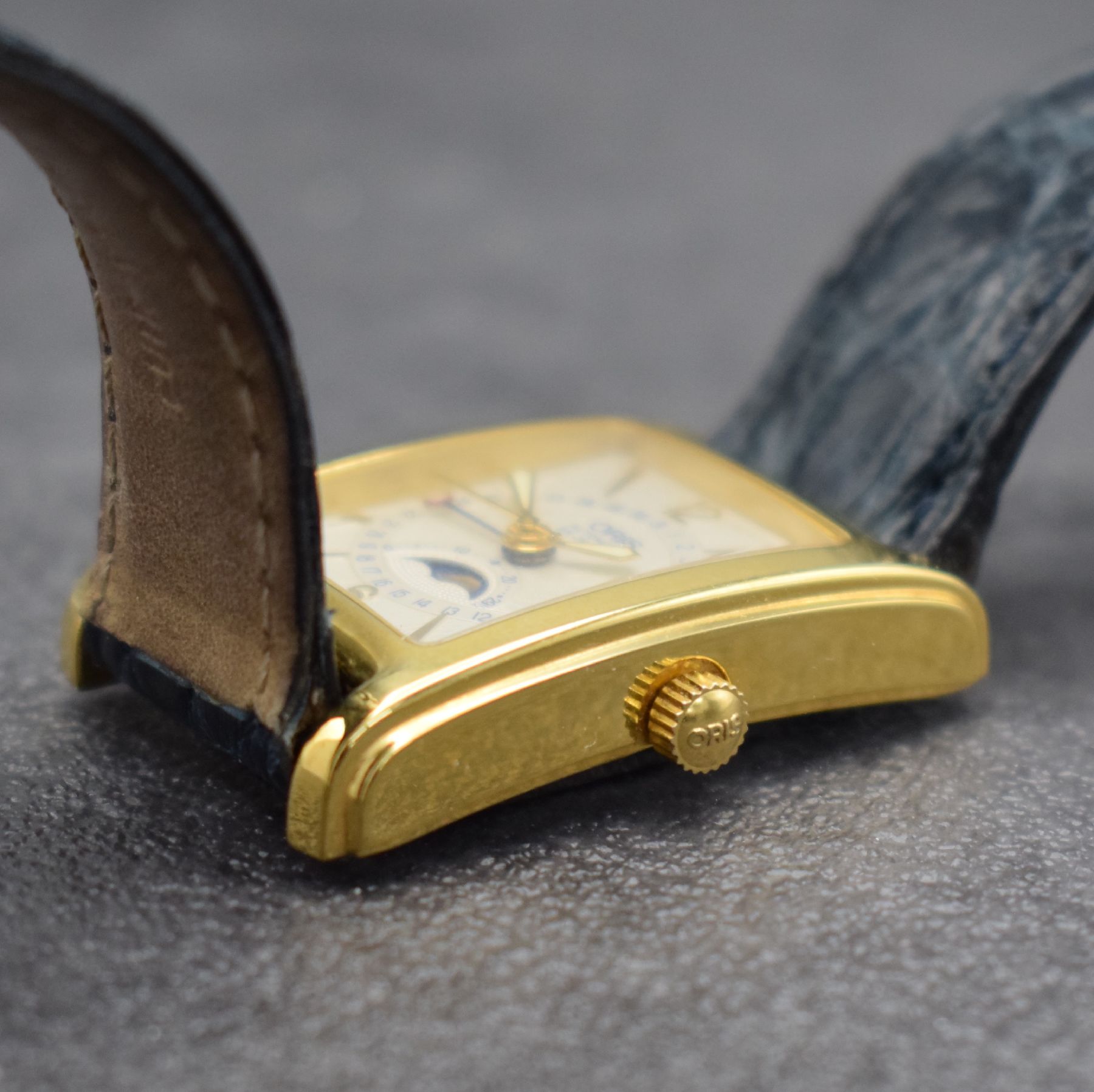 Detail e: ORIS rechteckige Armbanduhr mit Mondphase & Datum, Schweiz um 2000, Automatik, verg. Stahlgeh. Ref. B 7460, Boden 4-fach verschr., silb. ...