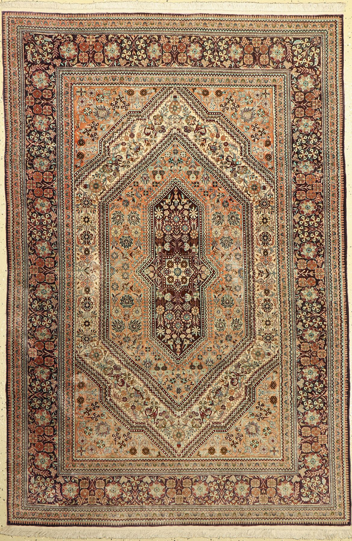 Ghom Seide, China, ca. 50 Jahre, reine Naturseide, ca. 185 x 124 cm, EHZ: 2, (verblaßt)