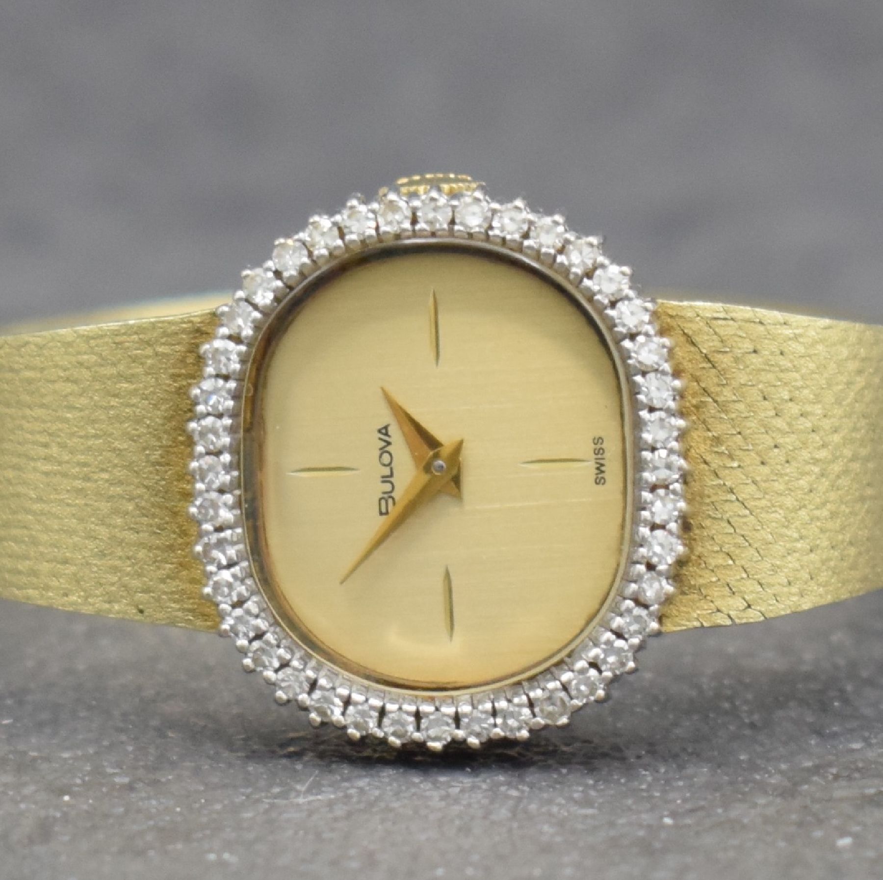 Detail a: BULOVA Damenarmbanduhr in GG 585/000, Schweiz um 1965, Handaufzug, 2-teiliges Geh., Boden aufgedr., Lünette aufwend. mit Diamanten (in WG) bes. zus. ...