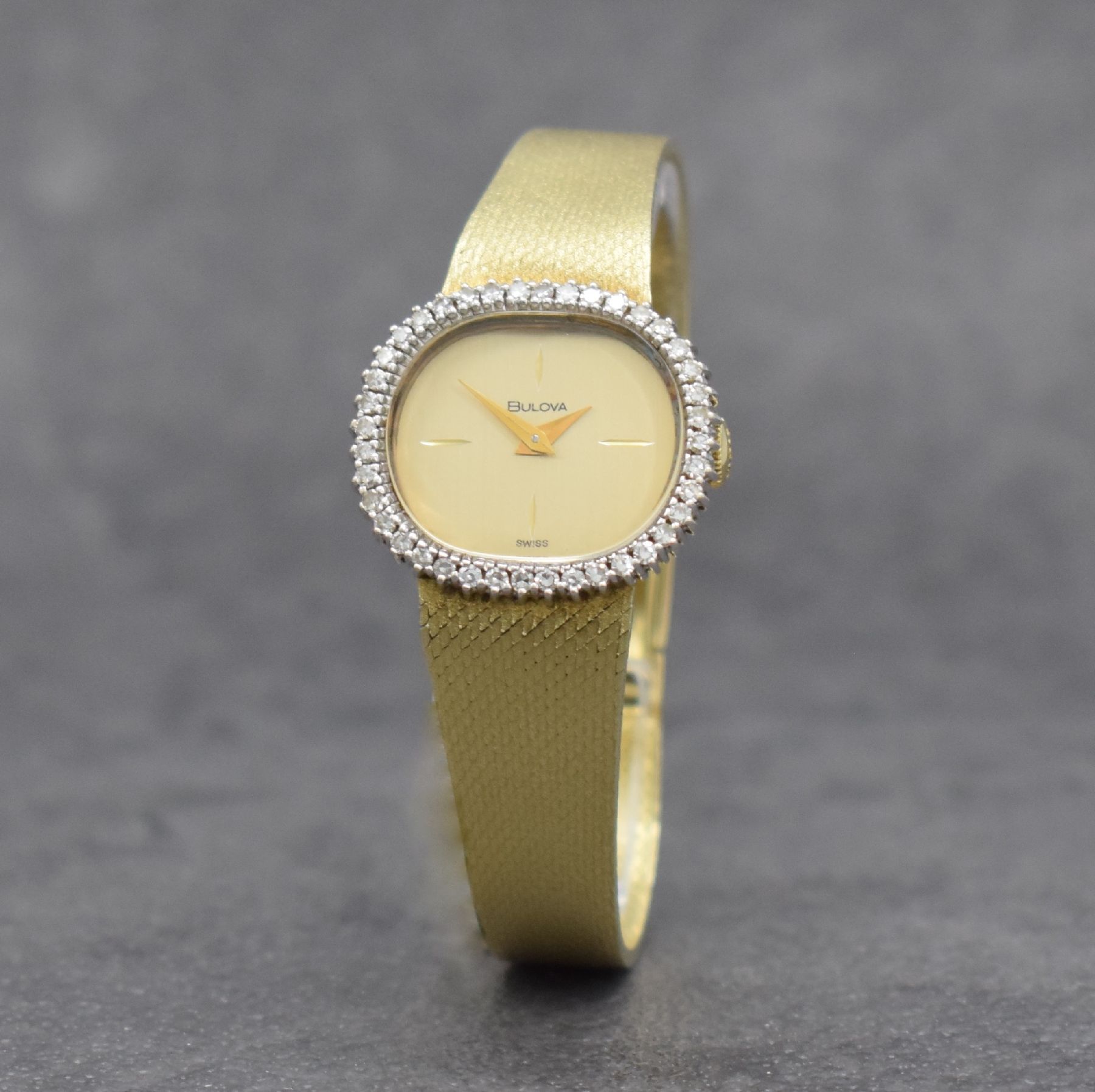 Detail b: BULOVA Damenarmbanduhr in GG 585/000, Schweiz um 1965, Handaufzug, 2-teiliges Geh., Boden aufgedr., Lünette aufwend. mit Diamanten (in WG) bes. zus. ...