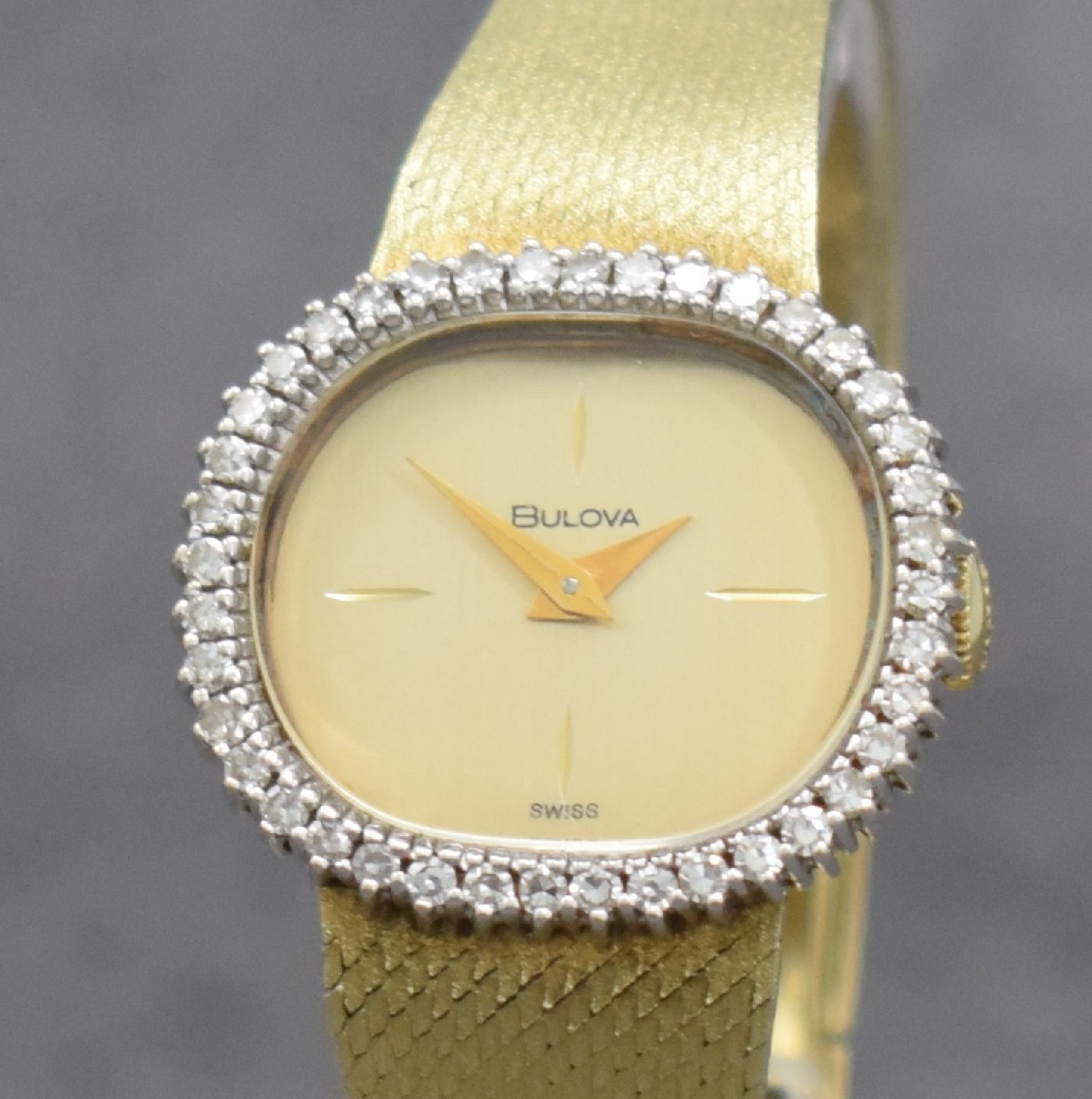 Detail c: BULOVA Damenarmbanduhr in GG 585/000, Schweiz um 1965, Handaufzug, 2-teiliges Geh., Boden aufgedr., Lünette aufwend. mit Diamanten (in WG) bes. zus. ...