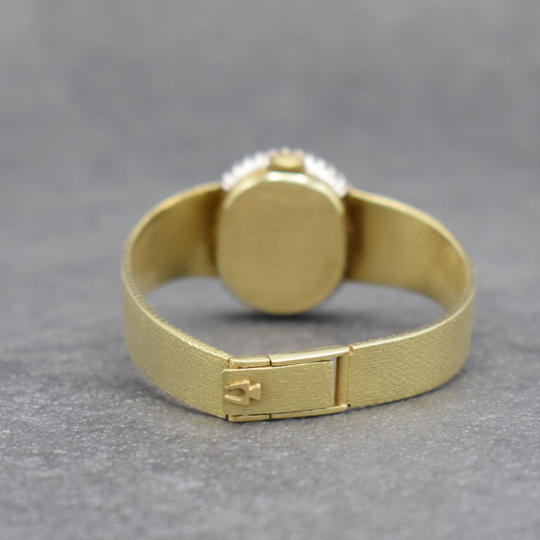 Detail d: BULOVA Damenarmbanduhr in GG 585/000, Schweiz um 1965, Handaufzug, 2-teiliges Geh., Boden aufgedr., Lünette aufwend. mit Diamanten (in WG) bes. zus. ...