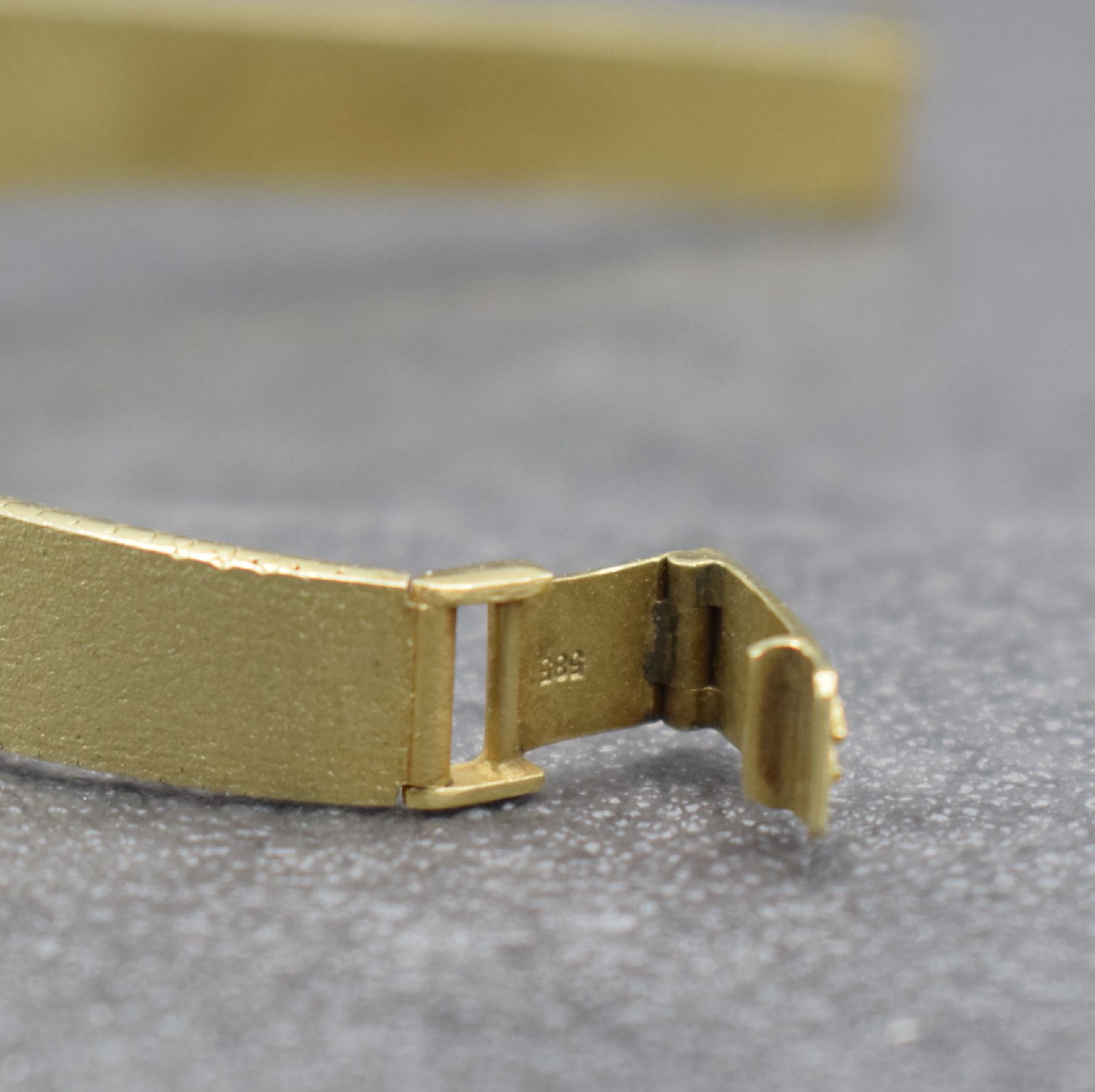Detail e: BULOVA Damenarmbanduhr in GG 585/000, Schweiz um 1965, Handaufzug, 2-teiliges Geh., Boden aufgedr., Lünette aufwend. mit Diamanten (in WG) bes. zus. ...