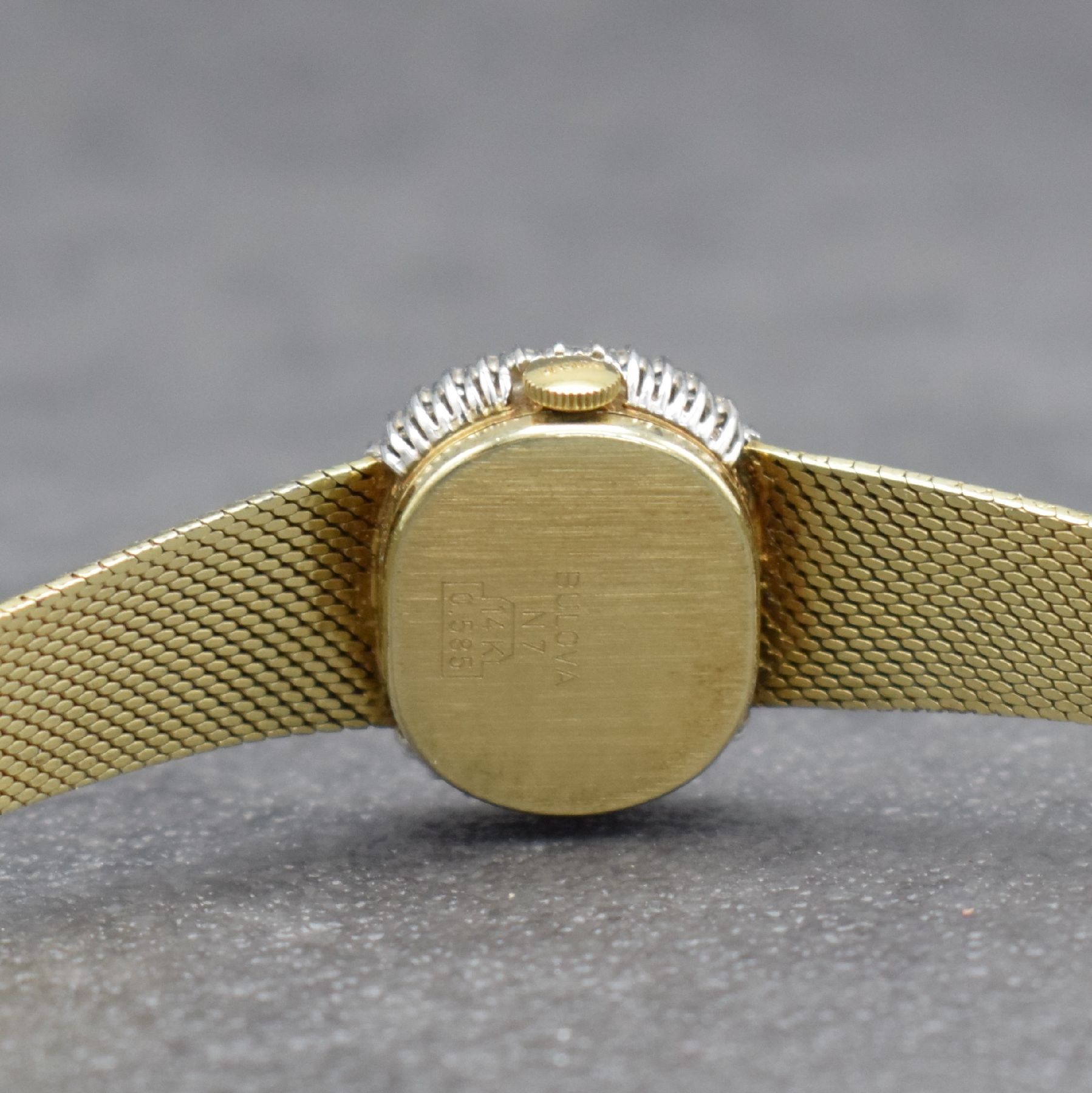 Detail f: BULOVA Damenarmbanduhr in GG 585/000, Schweiz um 1965, Handaufzug, 2-teiliges Geh., Boden aufgedr., Lünette aufwend. mit Diamanten (in WG) bes. zus. ...