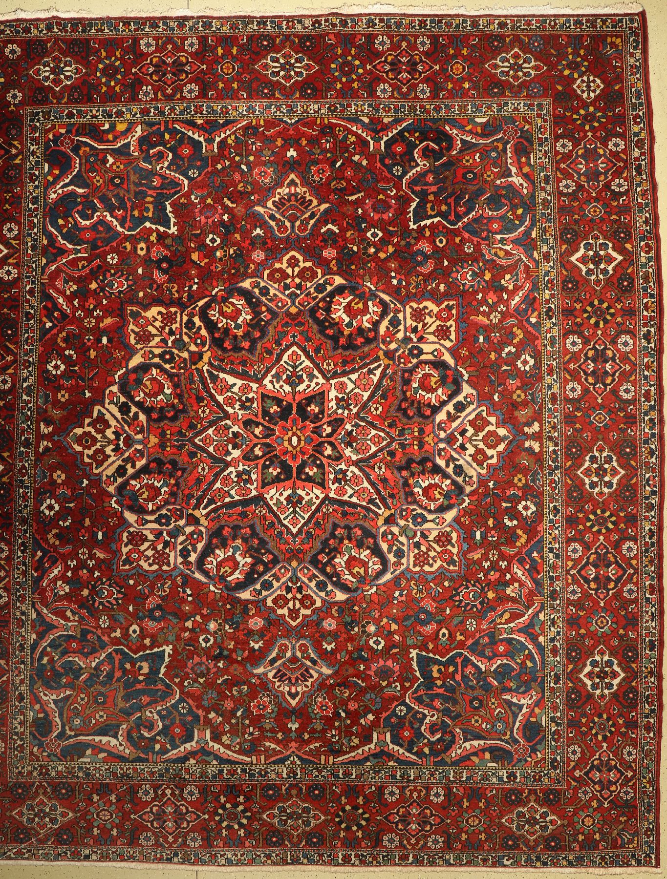 Bachtiar alt, Persien, um 1950, Wolle auf Baumwolle, ca. 450 x 388 cm, EHZ: 3, (leichterMottenfraß)