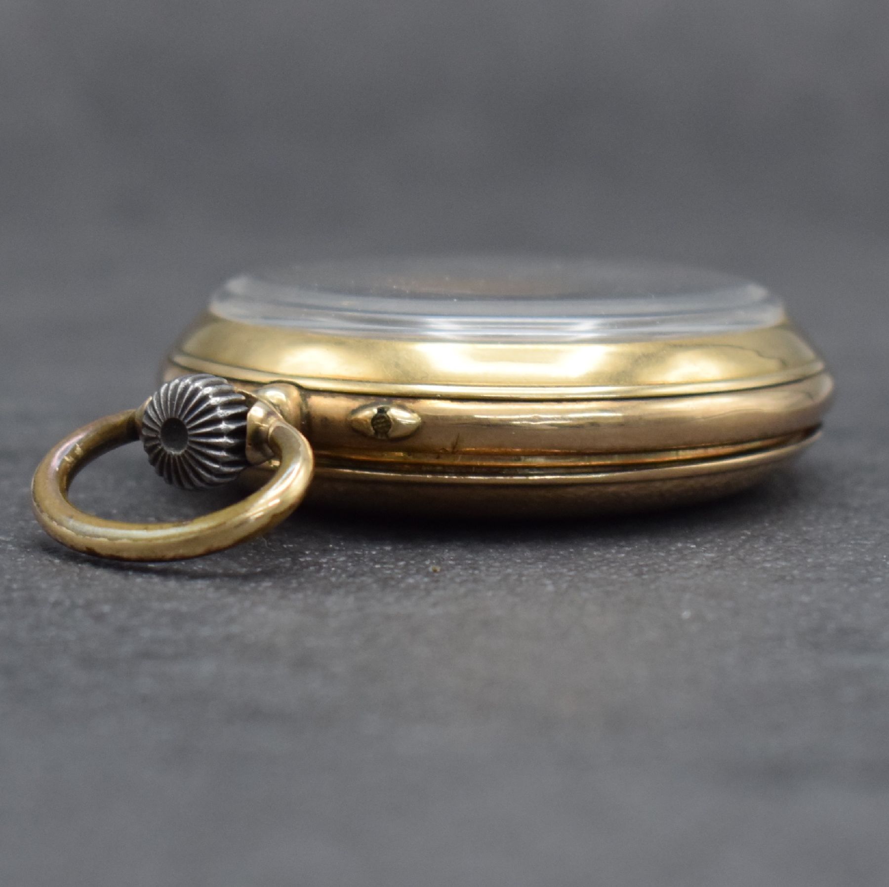 Detail d: THOMMEN offene Taschenuhr in RG 585/000, Schweiz um 1900, glattes Geh. l. dell., Metallcuvette, 2-teil. Emailzifferbl. m. radial angeordneten arab. ...