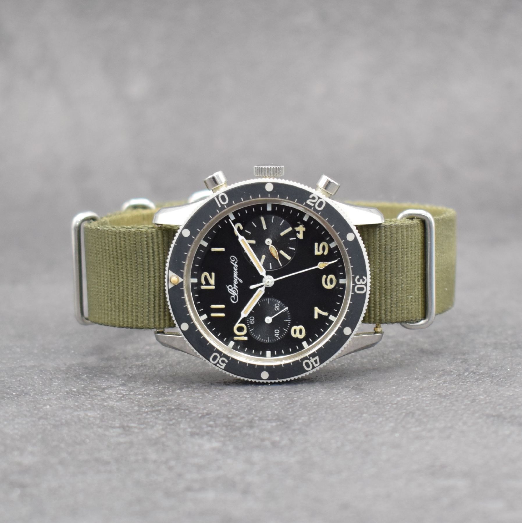 BREGUET sehr seltener Flieger-Chronograph mit Flyback in Stahl, Schweiz um 1970, Handaufzug, verschr. Geh., Krone später, schwarze Drehlünette m. ...