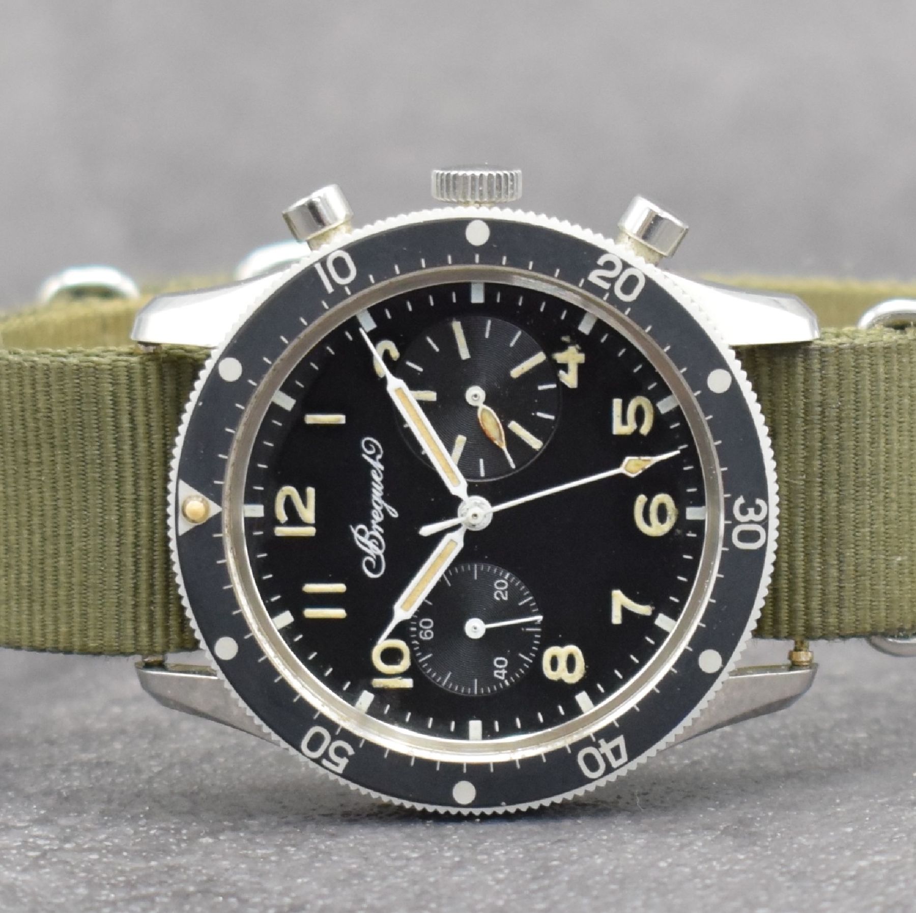 Detail a: BREGUET sehr seltener Flieger-Chronograph mit Flyback in Stahl, Schweiz um 1970, Handaufzug, verschr. Geh., Krone später, schwarze Drehlünette m. ...