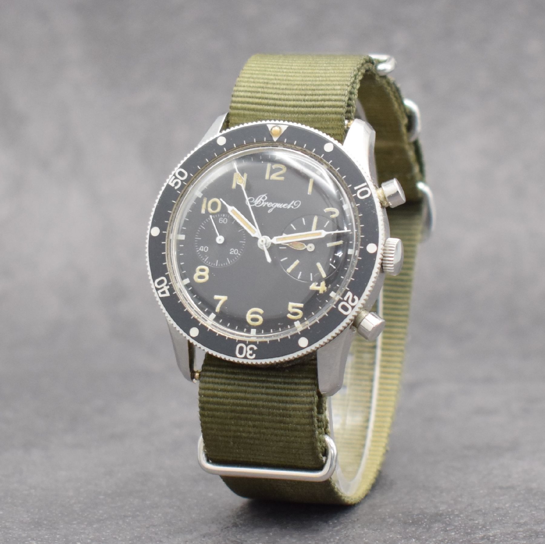 Detail d: BREGUET sehr seltener Flieger-Chronograph mit Flyback in Stahl, Schweiz um 1970, Handaufzug, verschr. Geh., Krone später, schwarze Drehlünette m. ...