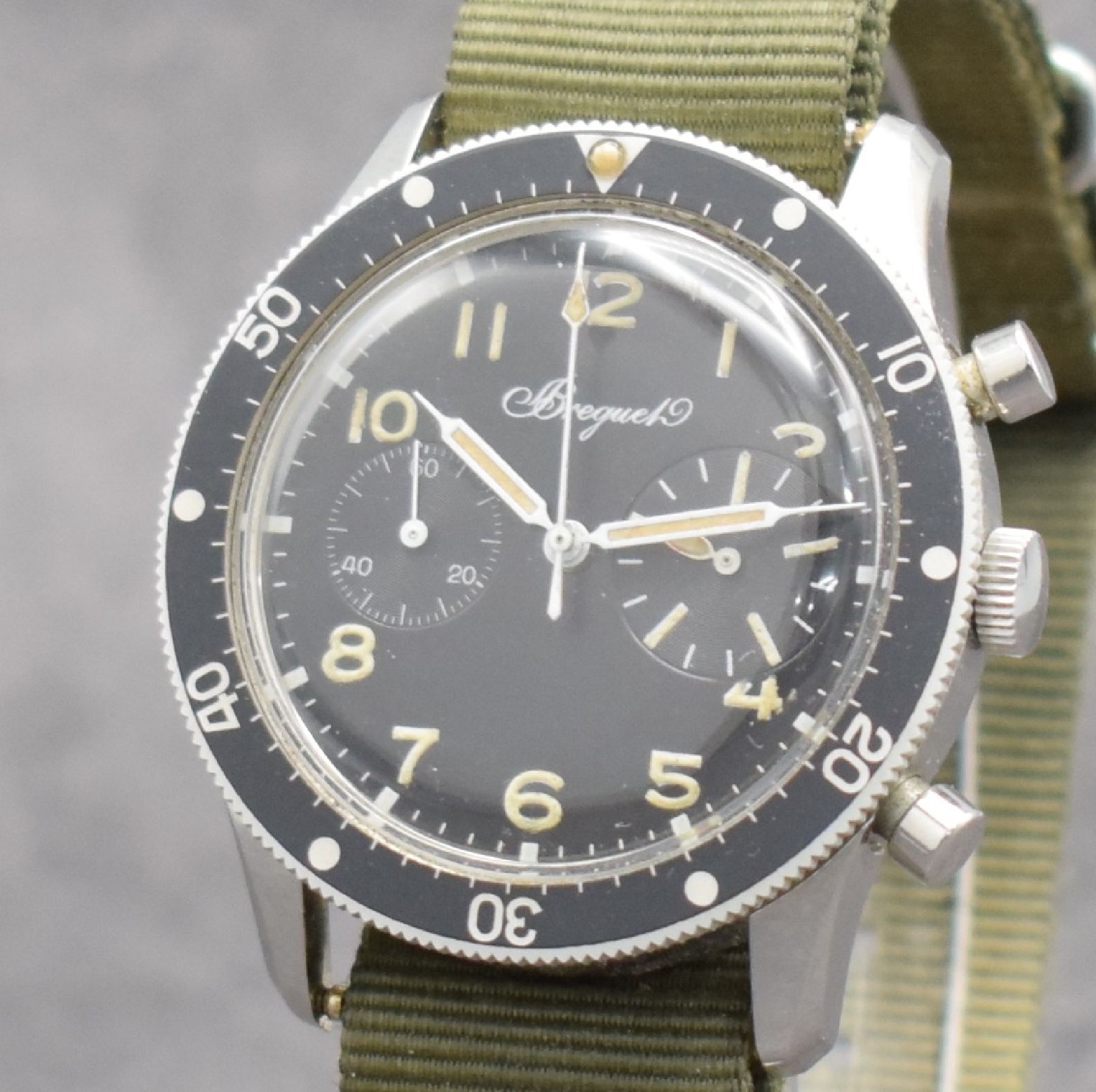 Detail e: BREGUET sehr seltener Flieger-Chronograph mit Flyback in Stahl, Schweiz um 1970, Handaufzug, verschr. Geh., Krone später, schwarze Drehlünette m. ...