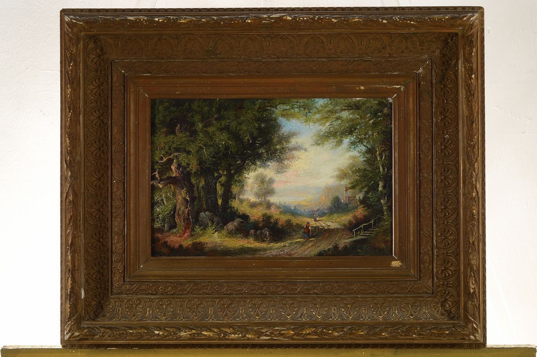 Detail k: Ebert, spätromantische Malerei, um 1880, Waldlandschaft mit Blick ins Tal und auf ein Dorf, Öl/Mahagoni, Personen im Vordergrund, gute ...