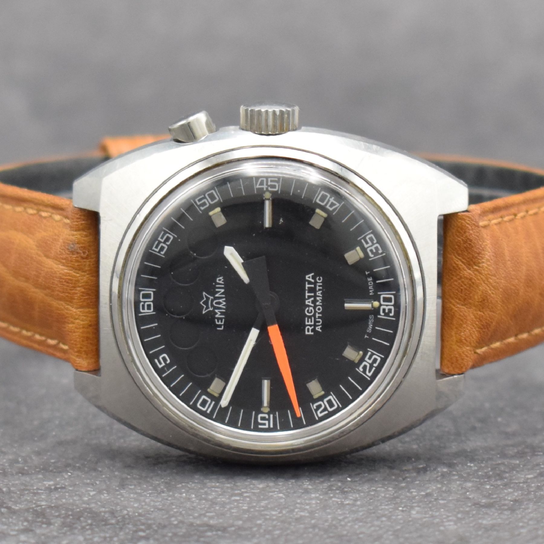 Detail a: LEMANIA seltene Herrenarmbanduhr REGATTA mit spezieller Flyback-Funktion, Automatik, Ref. 9853, Schweiz um 1980, Edelstahlgeh., Boden m. Darst. eines ...