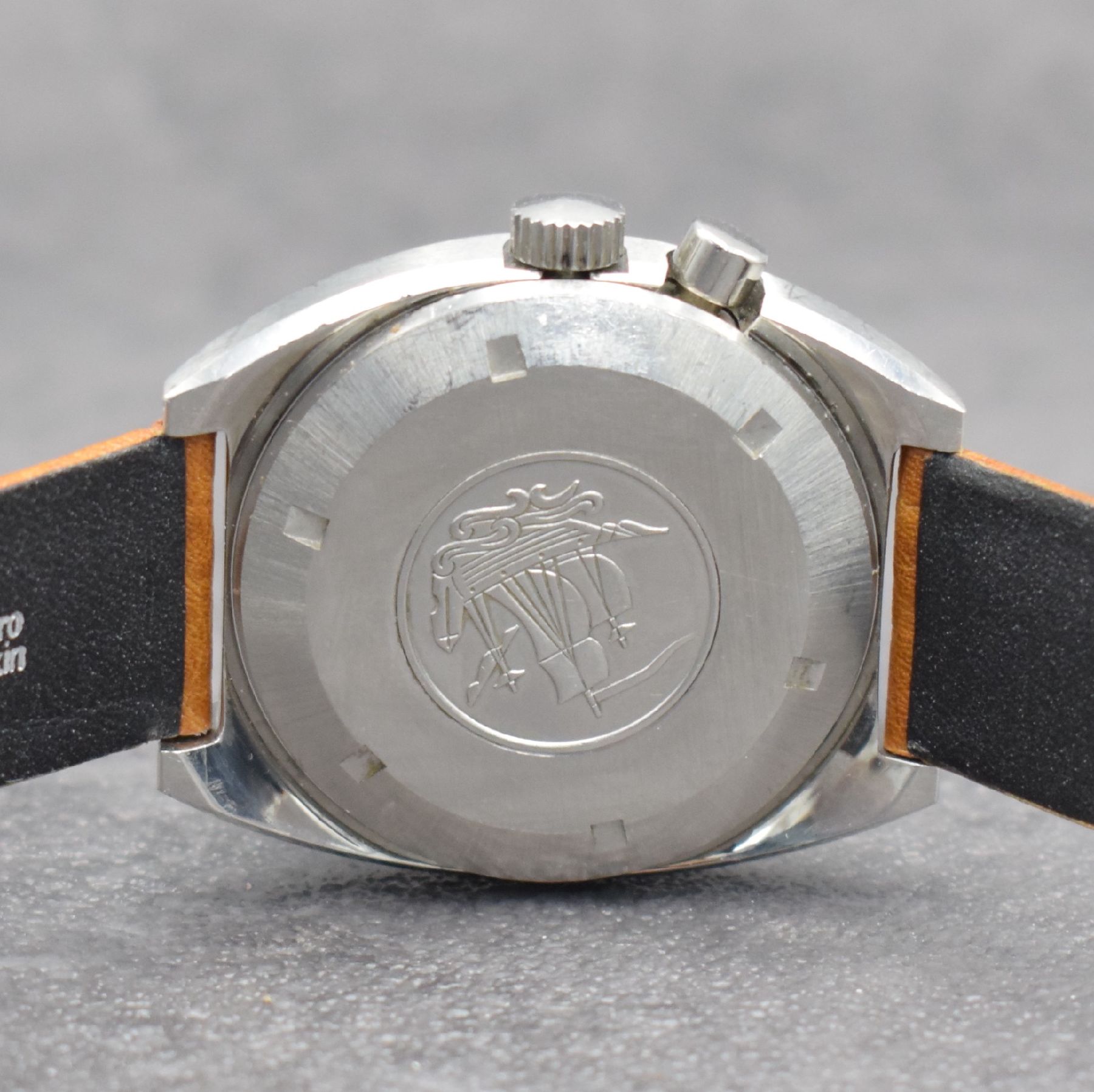 Detail d: LEMANIA seltene Herrenarmbanduhr REGATTA mit spezieller Flyback-Funktion, Automatik, Ref. 9853, Schweiz um 1980, Edelstahlgeh., Boden m. Darst. eines ...