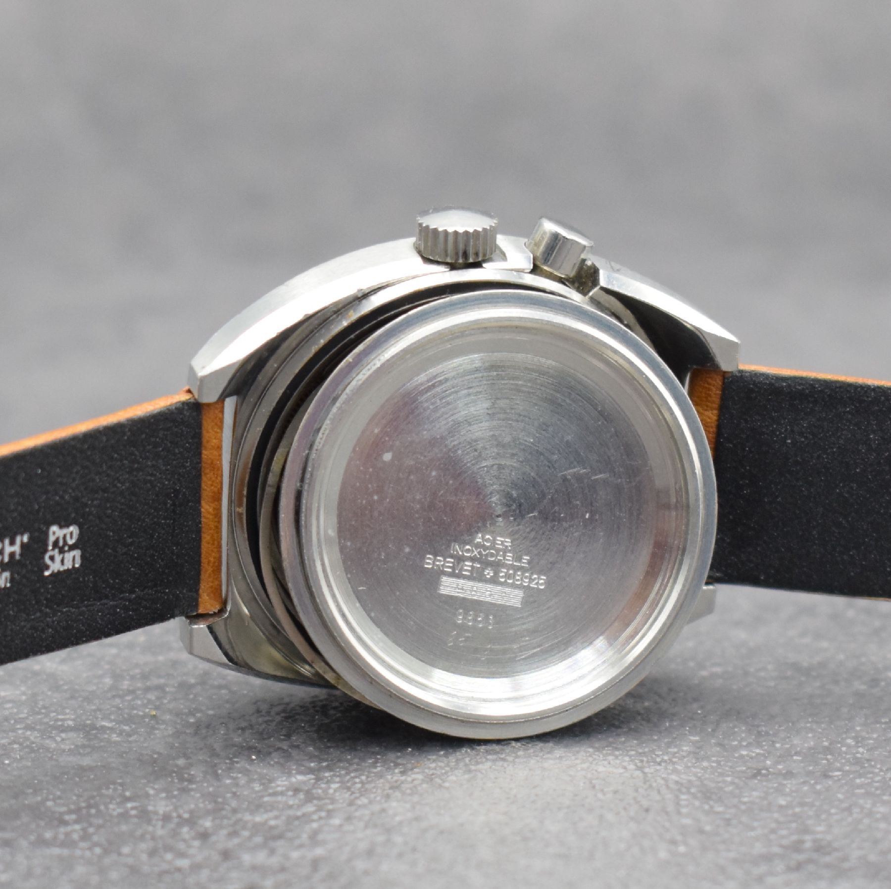 Detail g: LEMANIA seltene Herrenarmbanduhr REGATTA mit spezieller Flyback-Funktion, Automatik, Ref. 9853, Schweiz um 1980, Edelstahlgeh., Boden m. Darst. eines ...