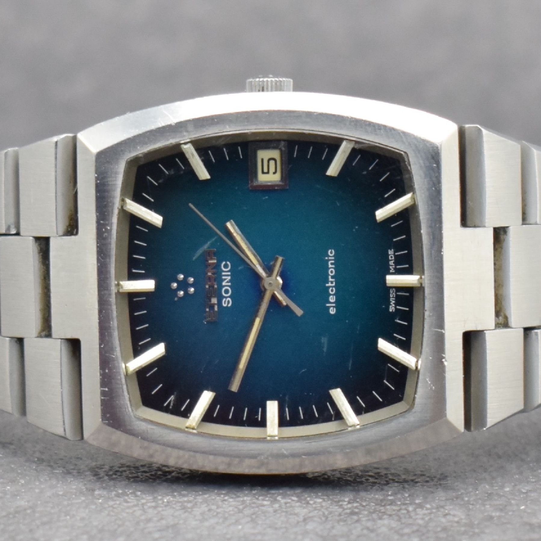 Detail a: ETERNA SONIC electronic seltene Herrenarmbanduhr, Schweiz um 1973, Edelstahlgeh. inkl. orig. Gliederband, Boden aufgedr., blau/grünes Fume-Zifferbl. ...