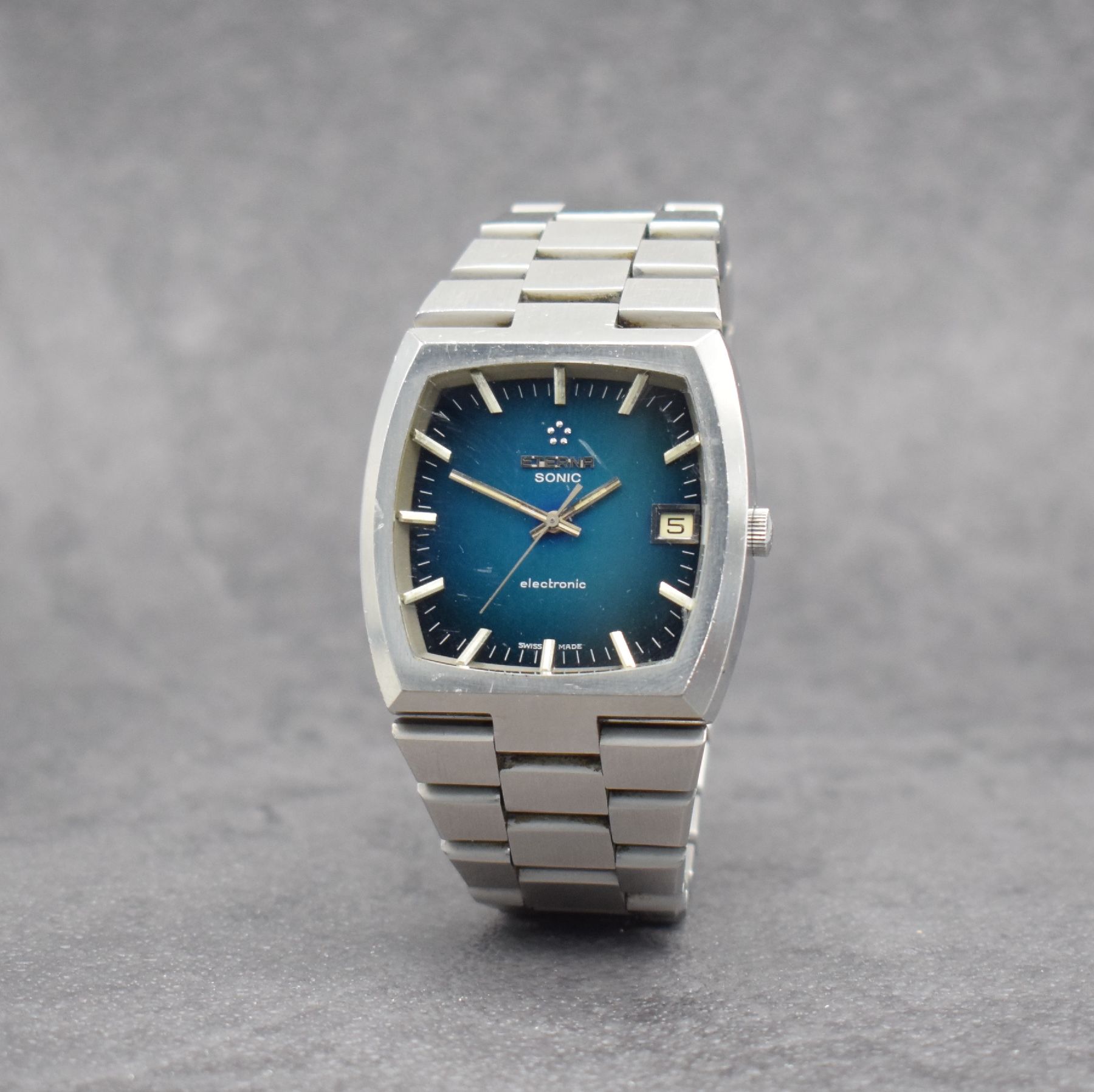 Detail b: ETERNA SONIC electronic seltene Herrenarmbanduhr, Schweiz um 1973, Edelstahlgeh. inkl. orig. Gliederband, Boden aufgedr., blau/grünes Fume-Zifferbl. ...