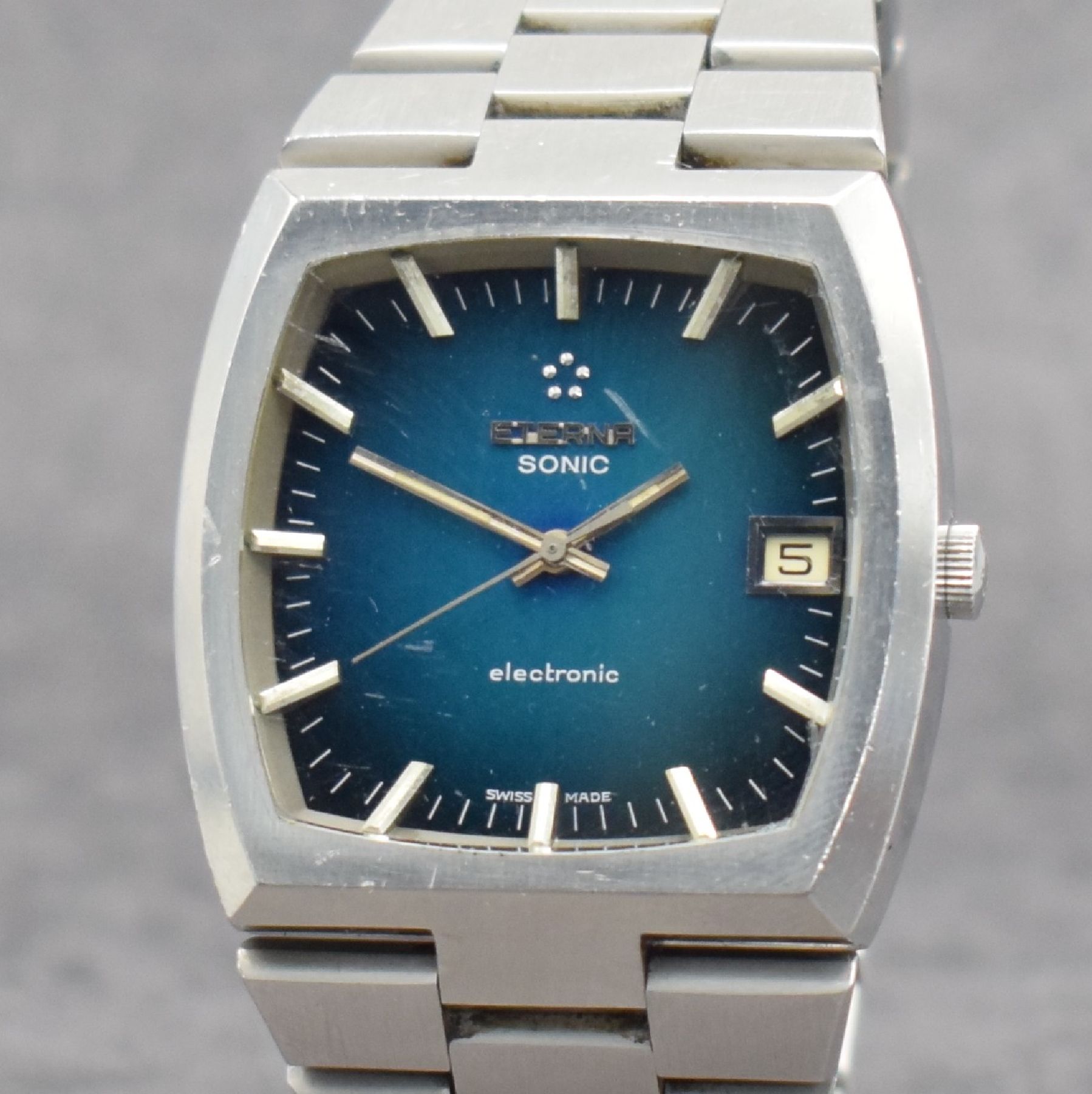 Detail c: ETERNA SONIC electronic seltene Herrenarmbanduhr, Schweiz um 1973, Edelstahlgeh. inkl. orig. Gliederband, Boden aufgedr., blau/grünes Fume-Zifferbl. ...