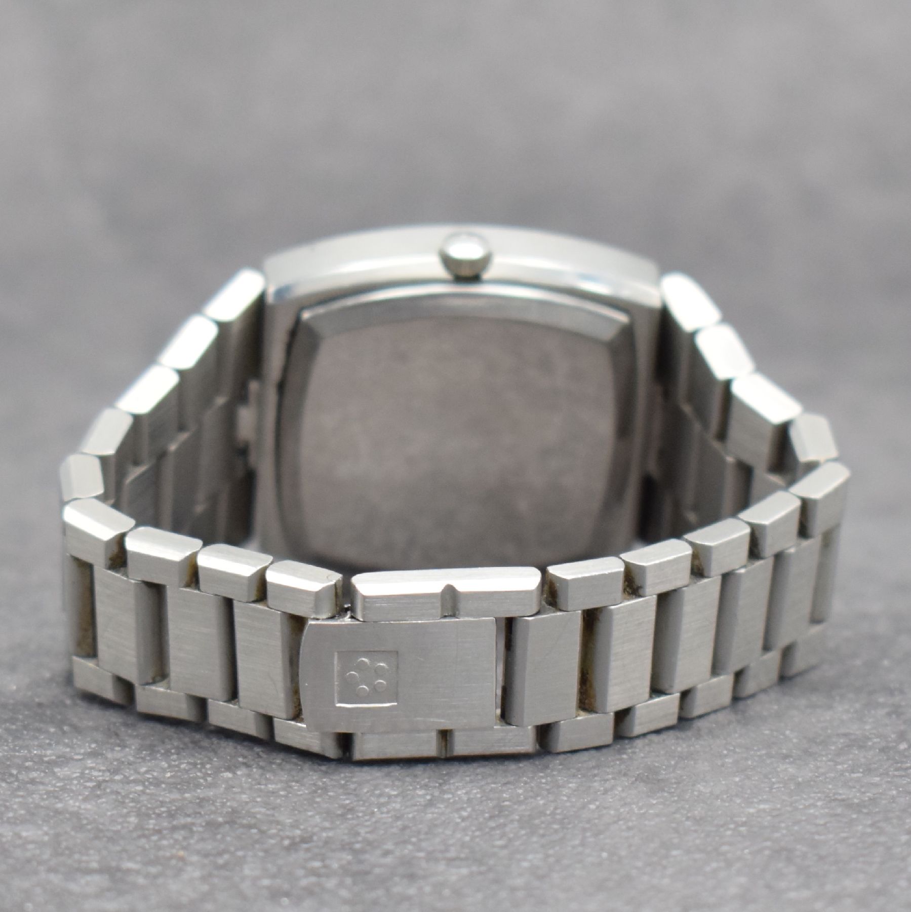 Detail d: ETERNA SONIC electronic seltene Herrenarmbanduhr, Schweiz um 1973, Edelstahlgeh. inkl. orig. Gliederband, Boden aufgedr., blau/grünes Fume-Zifferbl. ...