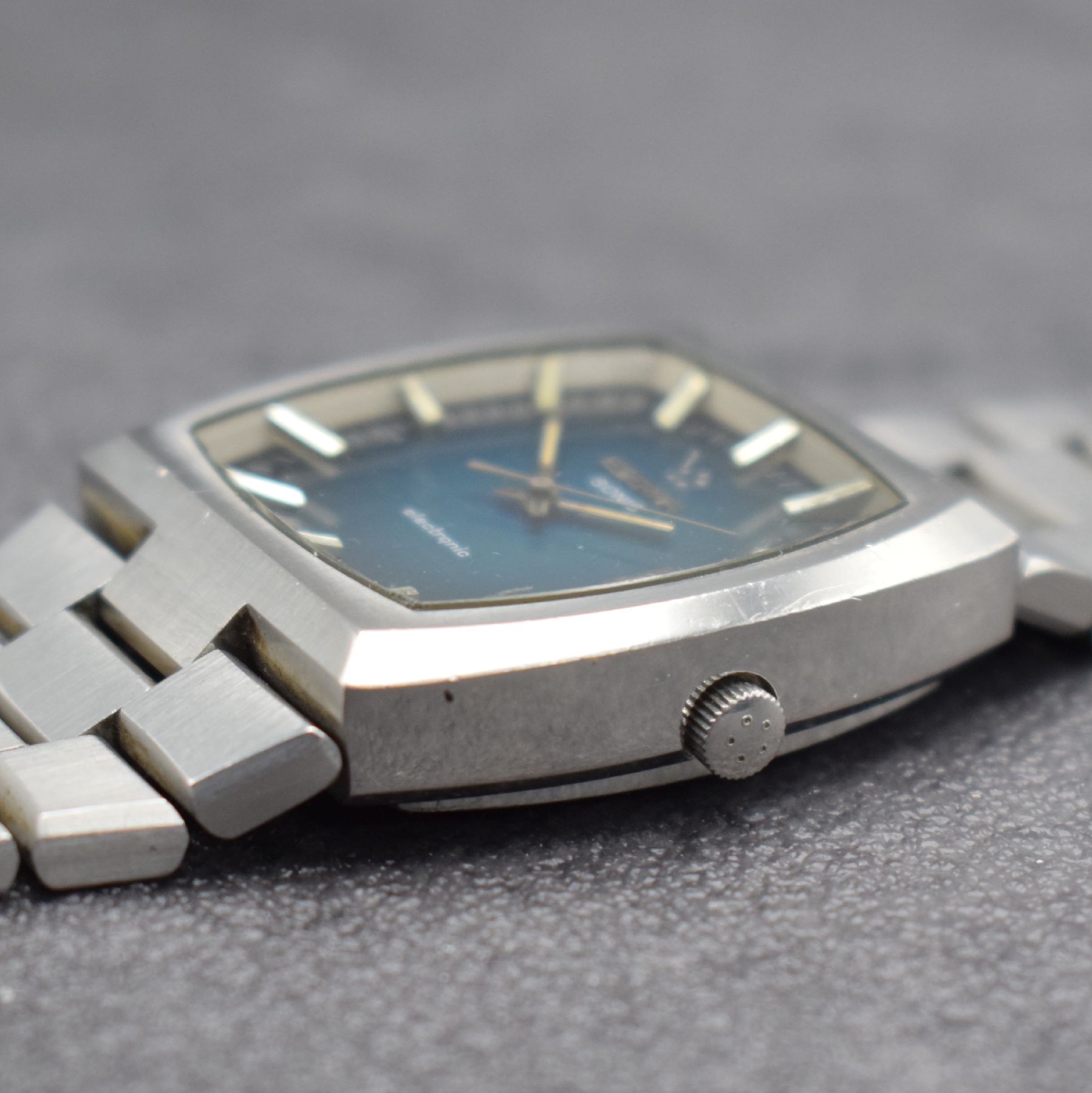 Detail e: ETERNA SONIC electronic seltene Herrenarmbanduhr, Schweiz um 1973, Edelstahlgeh. inkl. orig. Gliederband, Boden aufgedr., blau/grünes Fume-Zifferbl. ...