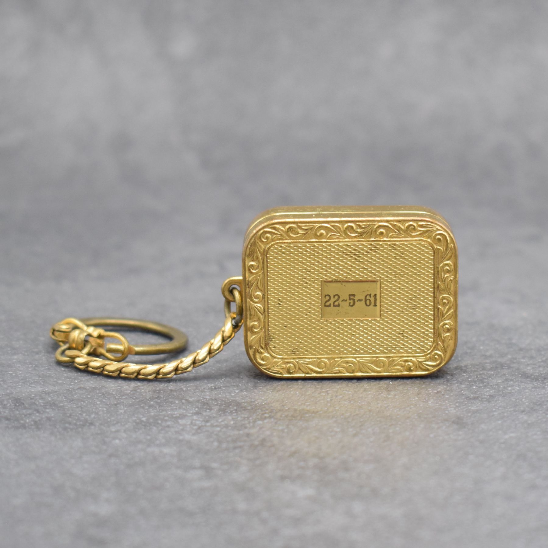 REUGE Miniatur-Spieluhr an Kette, Schweiz um 1960, klassische Melodie, verg. Gehäuse beids. guill. & floral graviert, Boden m. Datumsgravur, ...