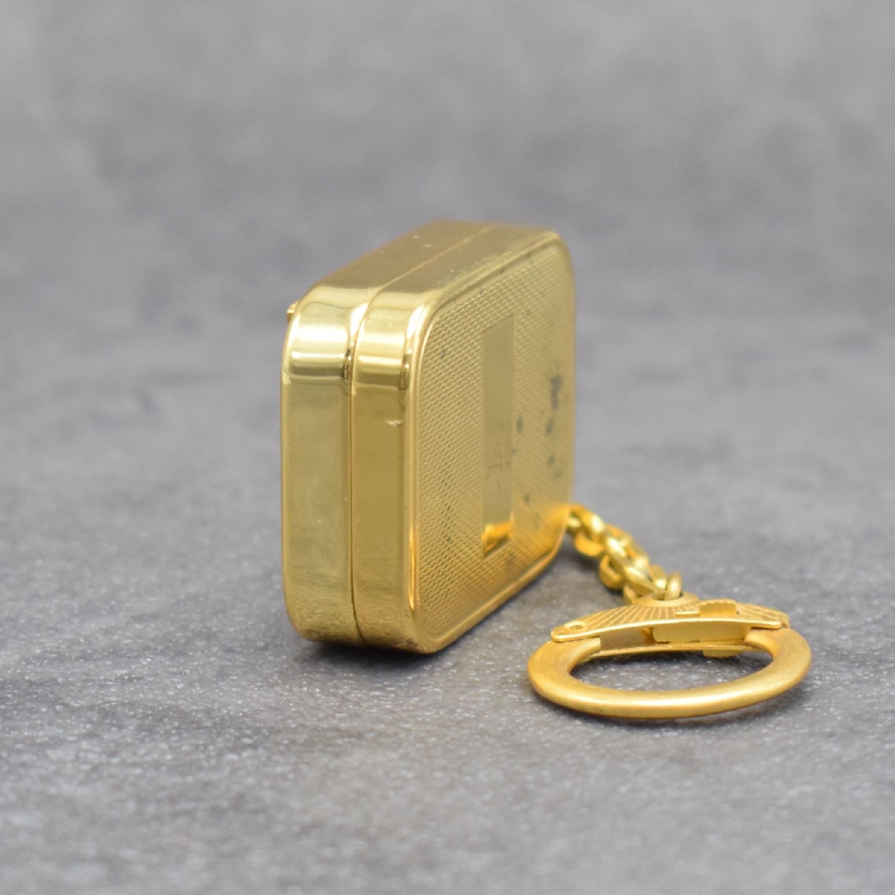 Detail a: REUGE Miniaturspieluhr an Kette, Schweiz um 1960, klassische Melodie, verg. Gehäuse beids. guill., Monogrammspiegel frei, Walzenspielwerk, ...