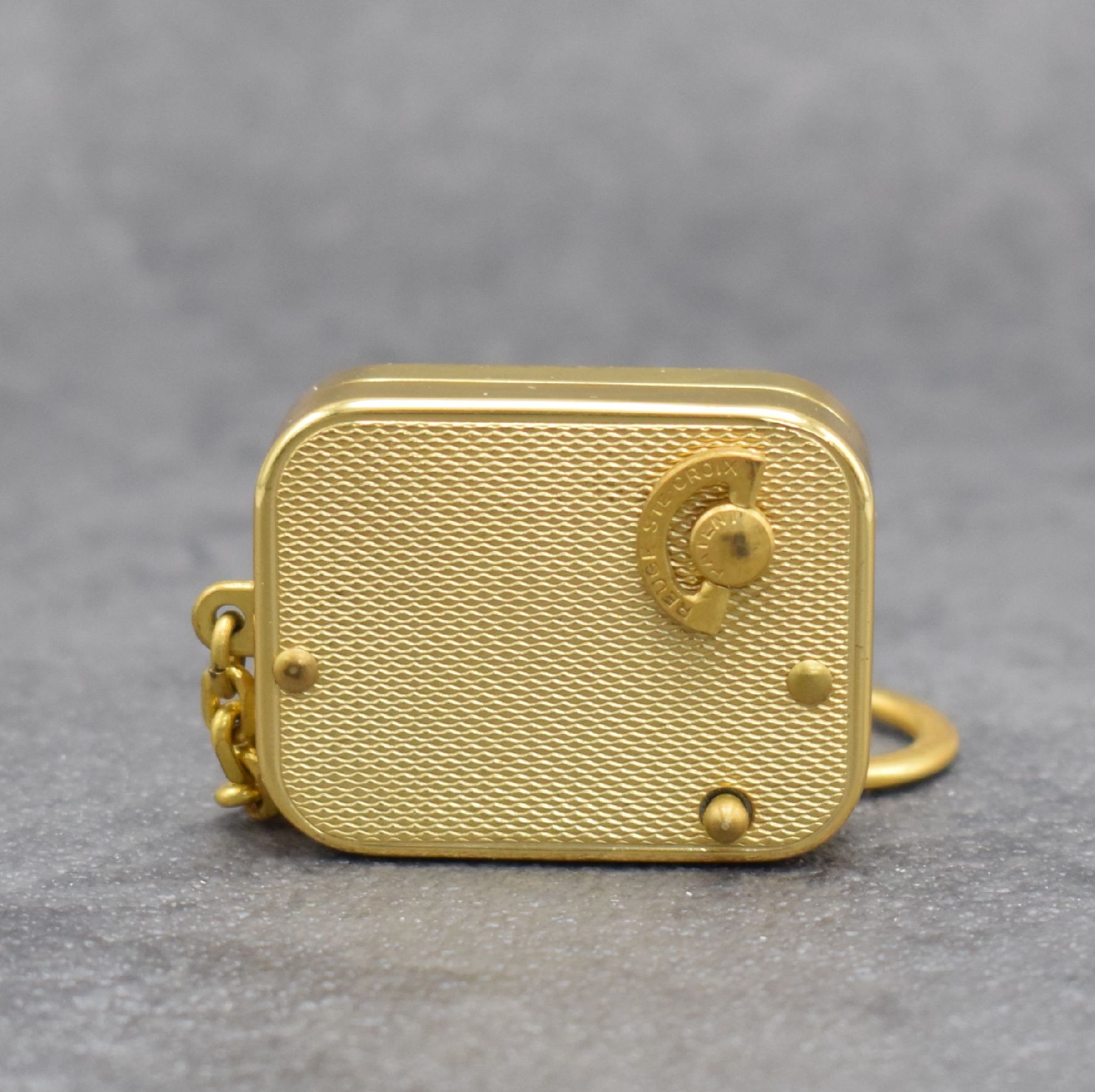 Detail b: REUGE Miniaturspieluhr an Kette, Schweiz um 1960, klassische Melodie, verg. Gehäuse beids. guill., Monogrammspiegel frei, Walzenspielwerk, ...