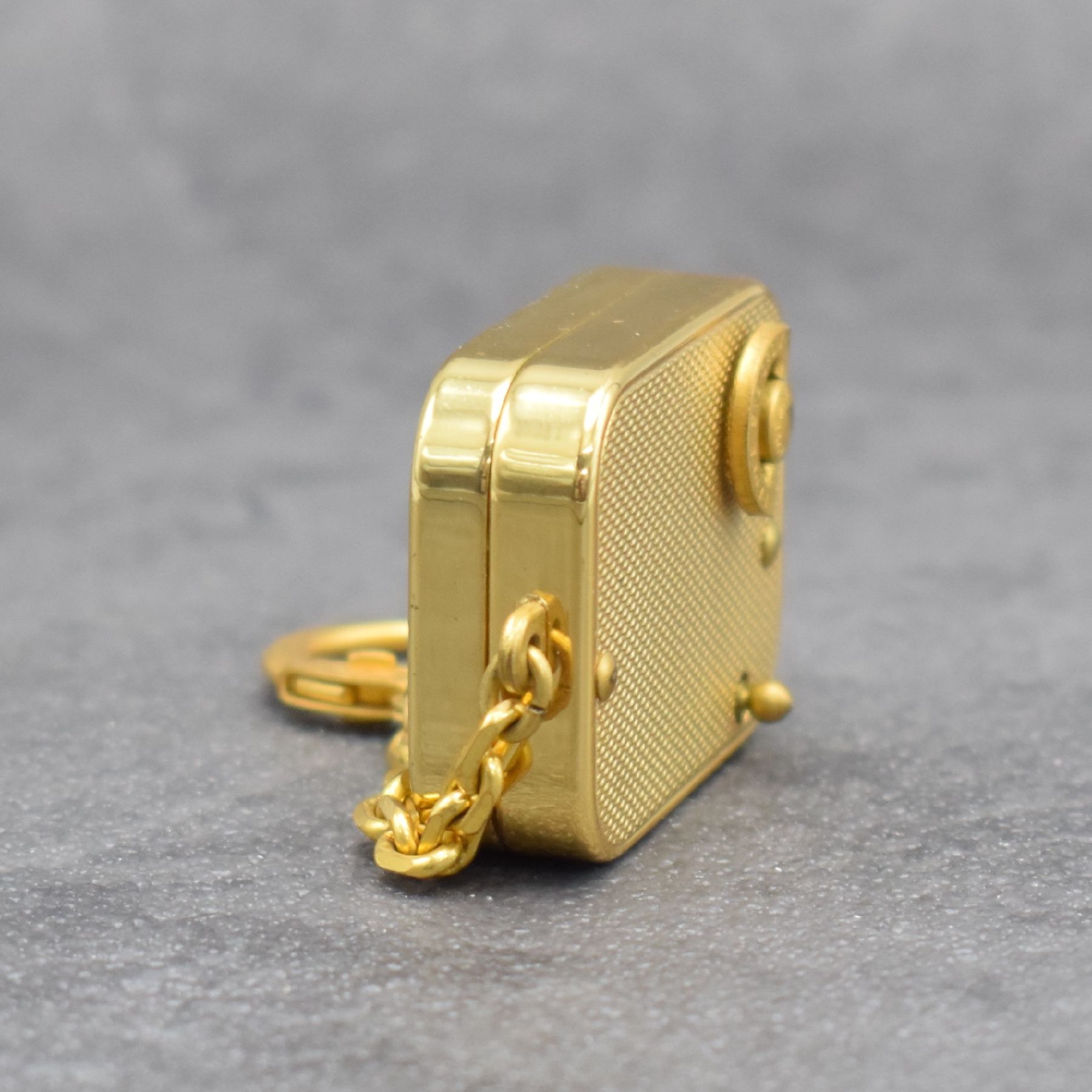 Detail c: REUGE Miniaturspieluhr an Kette, Schweiz um 1960, klassische Melodie, verg. Gehäuse beids. guill., Monogrammspiegel frei, Walzenspielwerk, ...