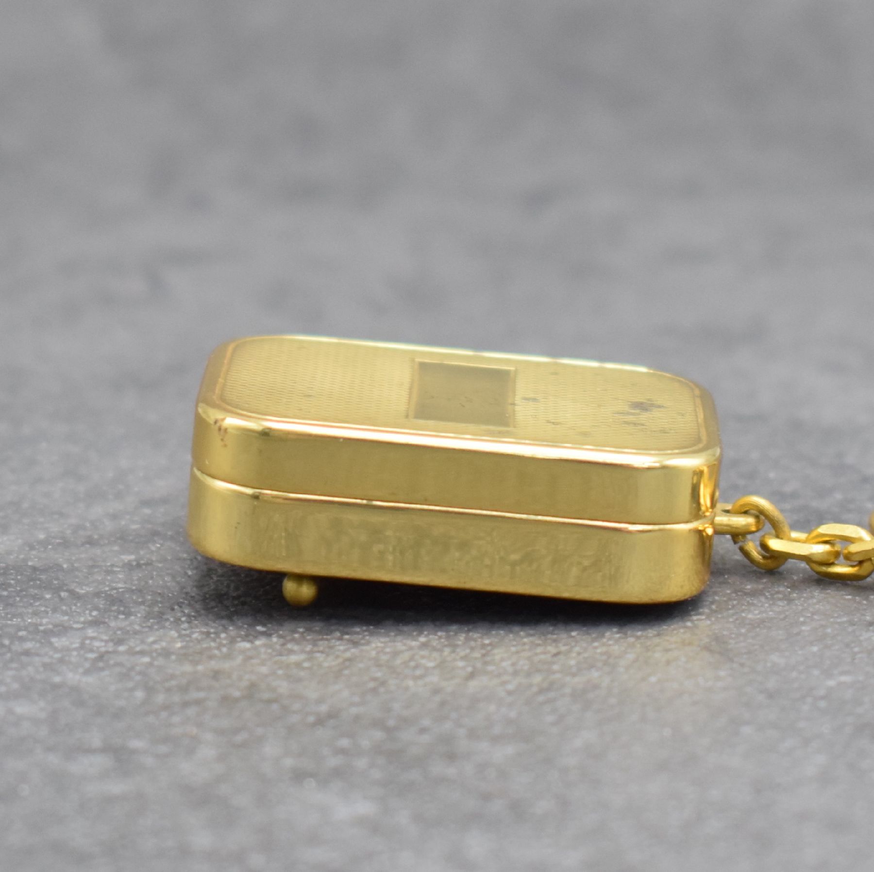 Detail d: REUGE Miniaturspieluhr an Kette, Schweiz um 1960, klassische Melodie, verg. Gehäuse beids. guill., Monogrammspiegel frei, Walzenspielwerk, ...