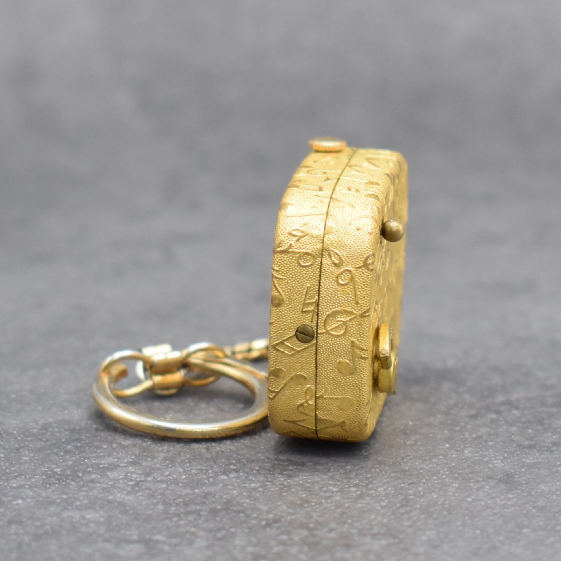 Detail a: REUGE Miniatur-Spieluhr mit integrierter Uhr an Kette, Schweiz um 1960, klassische Melodie, verg. Gehäuse beids. guill. & mit Notenschlüsseln ...