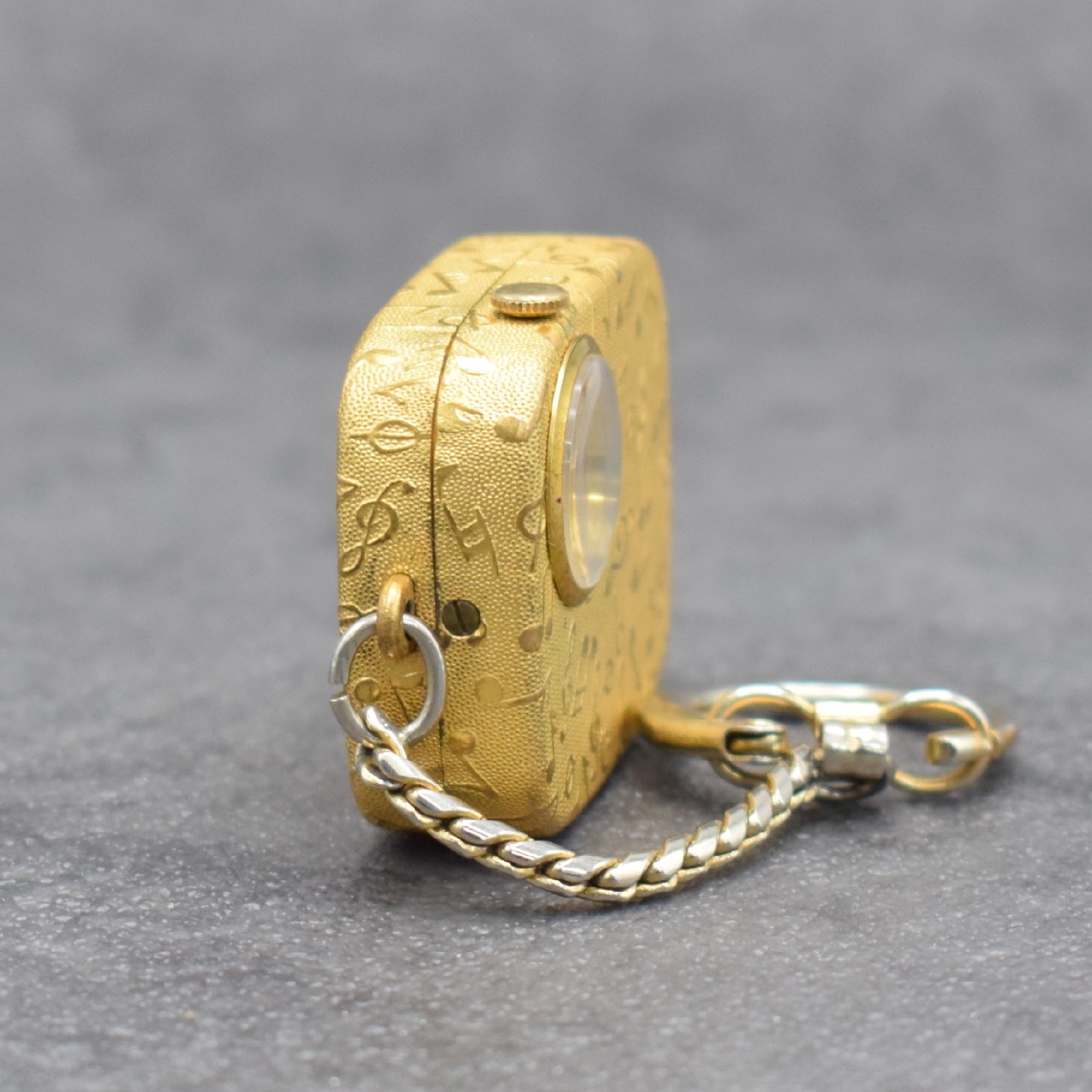Detail c: REUGE Miniatur-Spieluhr mit integrierter Uhr an Kette, Schweiz um 1960, klassische Melodie, verg. Gehäuse beids. guill. & mit Notenschlüsseln ...