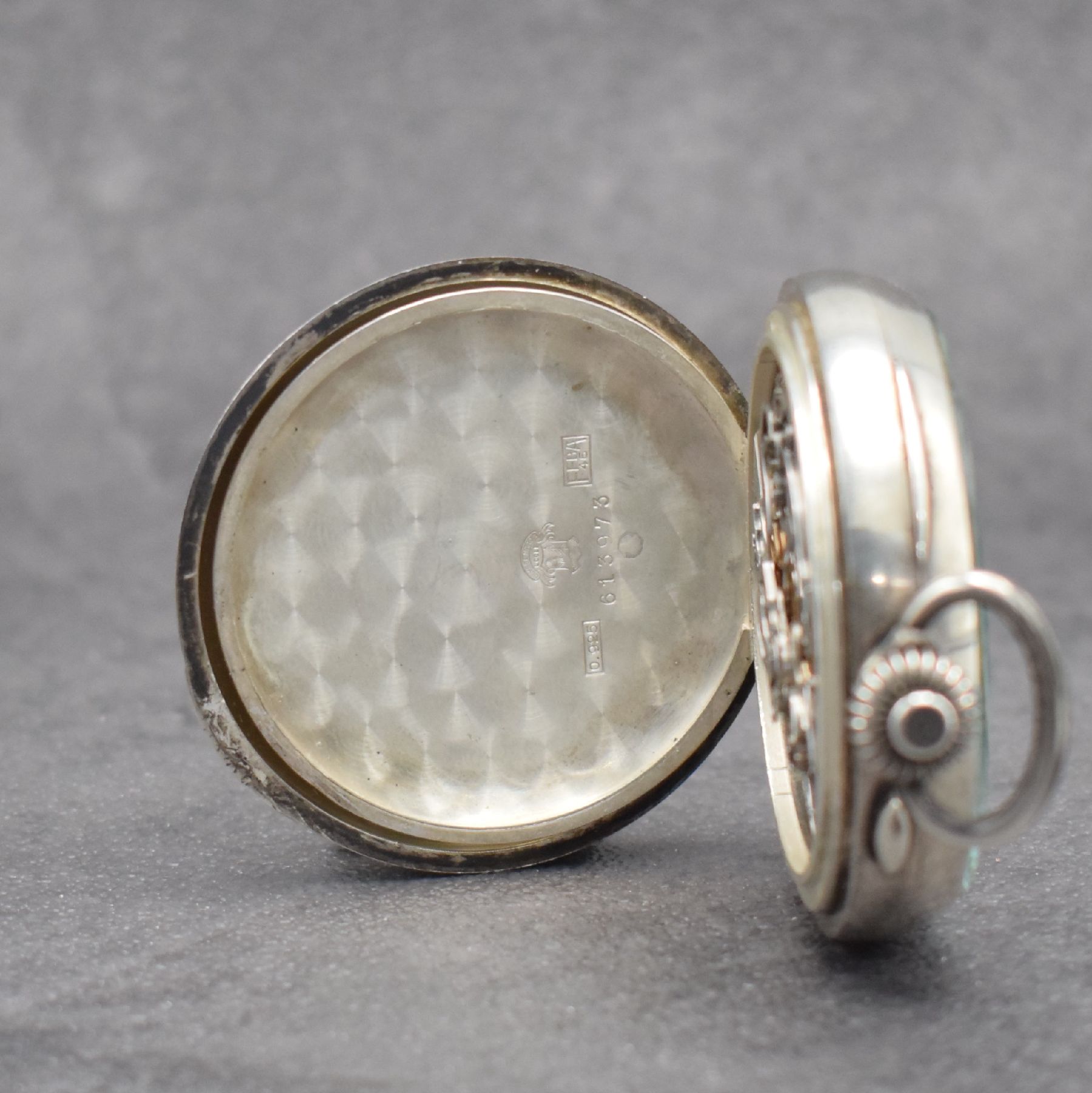Detail d: ULYSSE NARDIN seltene Taschenuhr mit Chronograph Rattrapante in 925er Silber, Schweiz um 1930, glattes Geh., Silbercuvette, Emailzifferbl. m. arab. ...