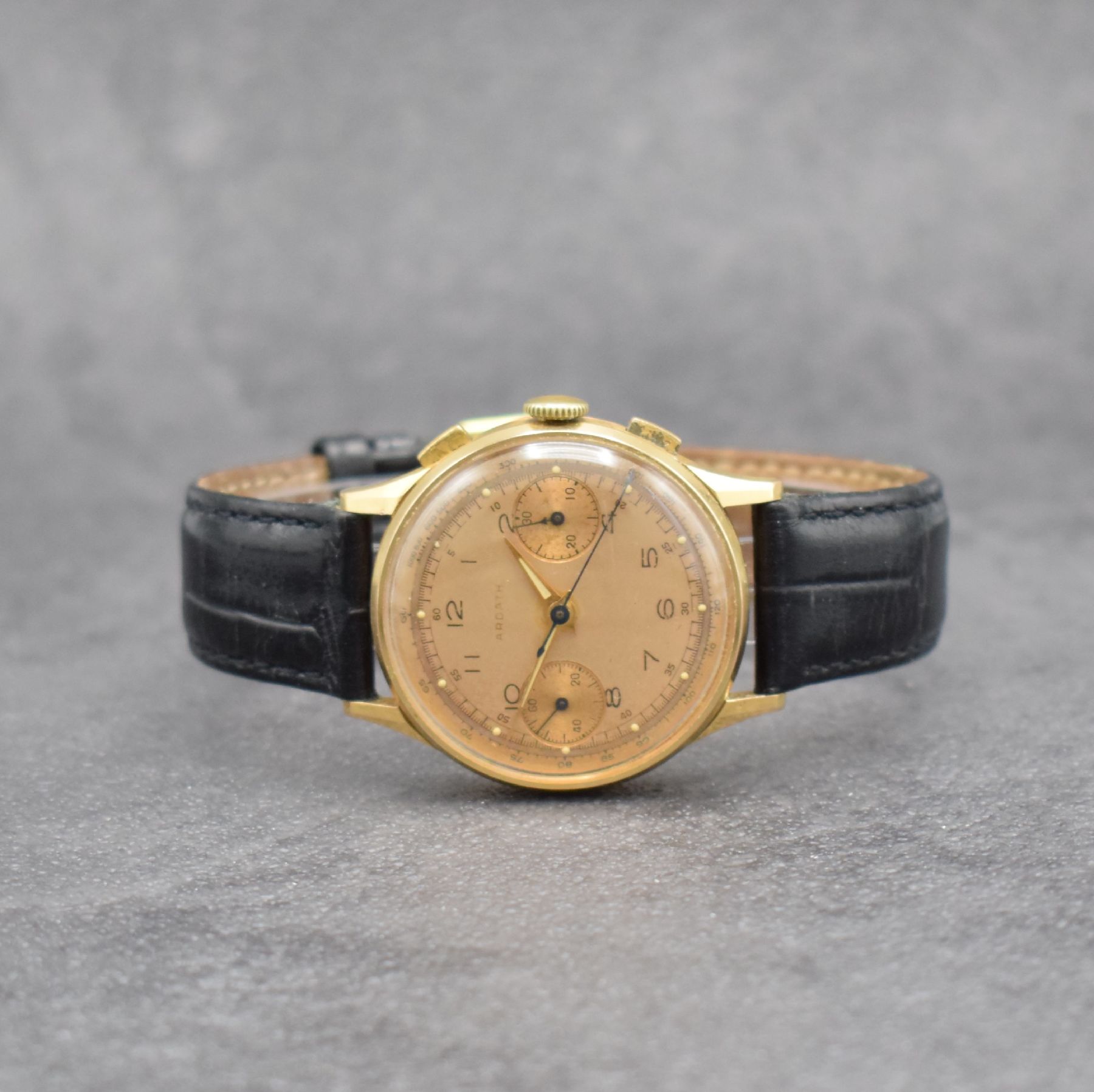 ARDATH Schaltradchronograph in RoseG 750/000, Handaufzug, Schweiz 1940er Jahre, Boden & Glasrand aufgedr., Zifferbl. altersbed. fl./pat., 30 ...
