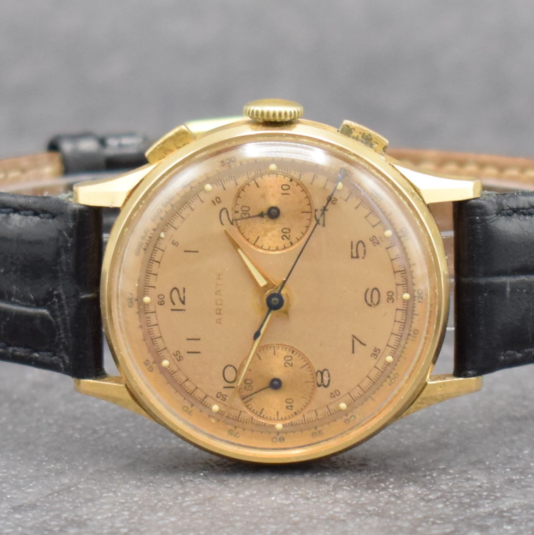 Detail a: ARDATH Schaltradchronograph in RoseG 750/000, Handaufzug, Schweiz 1940er Jahre, Boden & Glasrand aufgedr., Zifferbl. altersbed. fl./pat., 30 ...