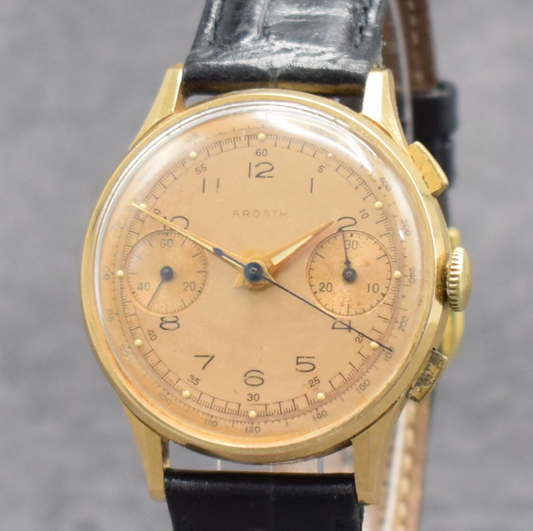 Detail c: ARDATH Schaltradchronograph in RoseG 750/000, Handaufzug, Schweiz 1940er Jahre, Boden & Glasrand aufgedr., Zifferbl. altersbed. fl./pat., 30 ...