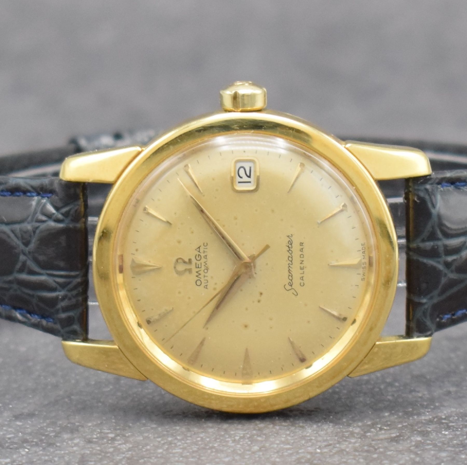 Detail a: OMEGA Herrenarmbanduhr Serie Seamaster Calendar in GG 750/000, Automatik, Schweiz um 1957, Ref. 2849 SC, Boden & Glasrand aufgedr., Lederband m. ...