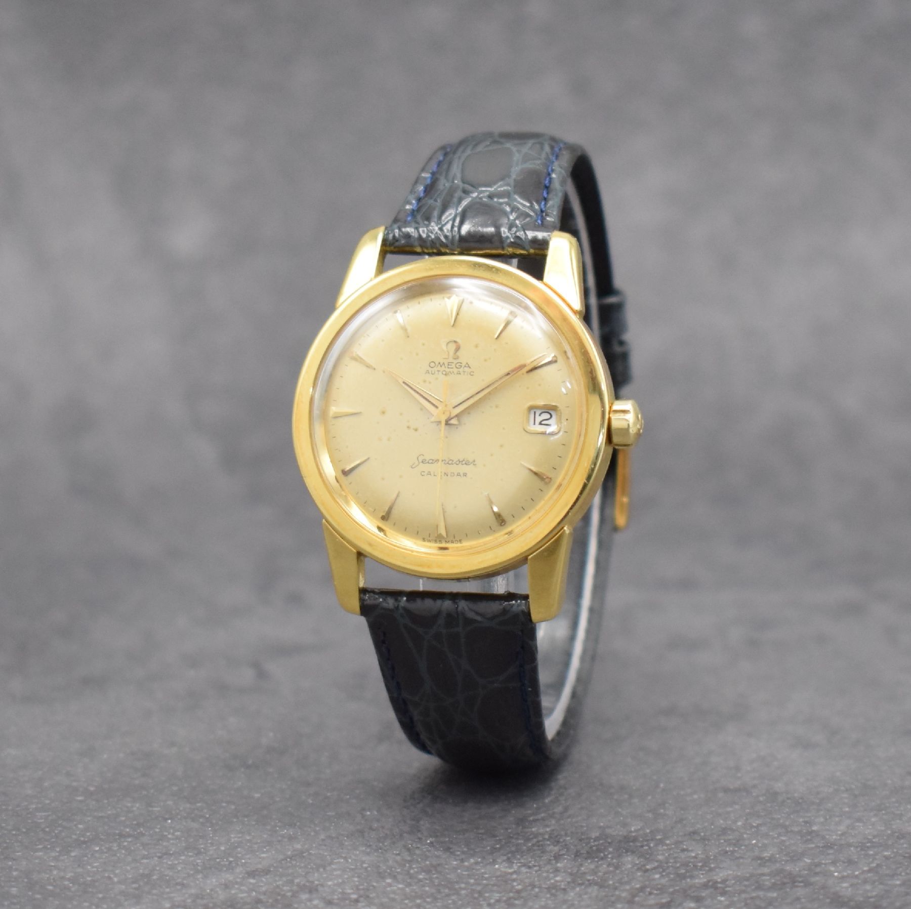 Detail b: OMEGA Herrenarmbanduhr Serie Seamaster Calendar in GG 750/000, Automatik, Schweiz um 1957, Ref. 2849 SC, Boden & Glasrand aufgedr., Lederband m. ...