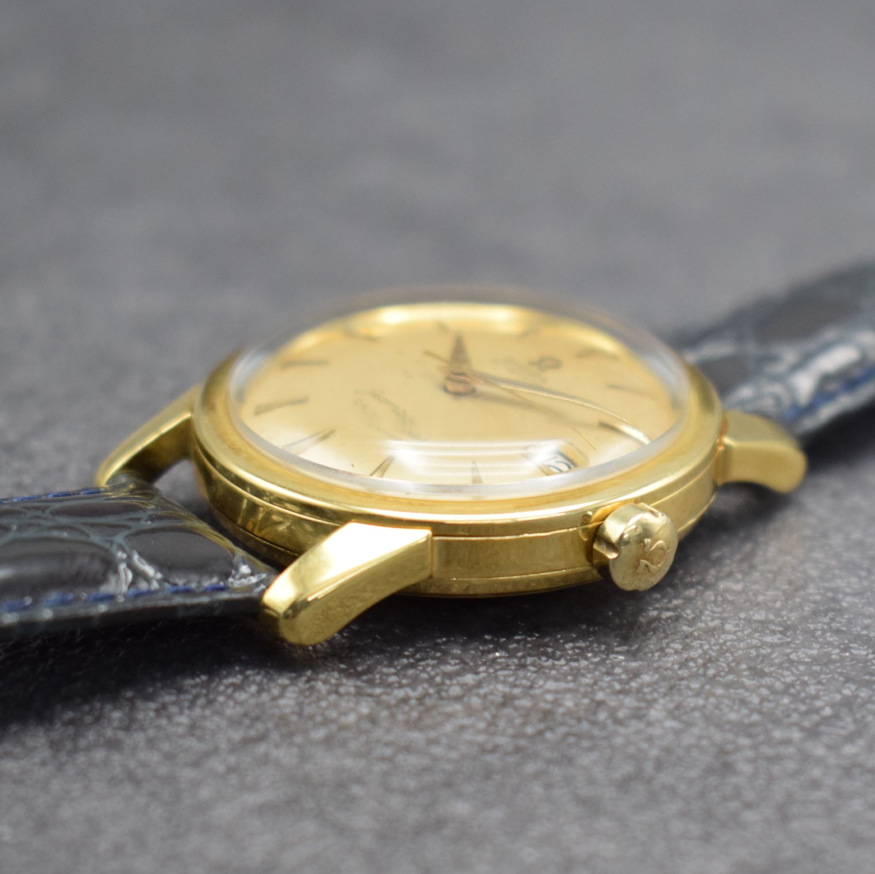 Detail d: OMEGA Herrenarmbanduhr Serie Seamaster Calendar in GG 750/000, Automatik, Schweiz um 1957, Ref. 2849 SC, Boden & Glasrand aufgedr., Lederband m. ...