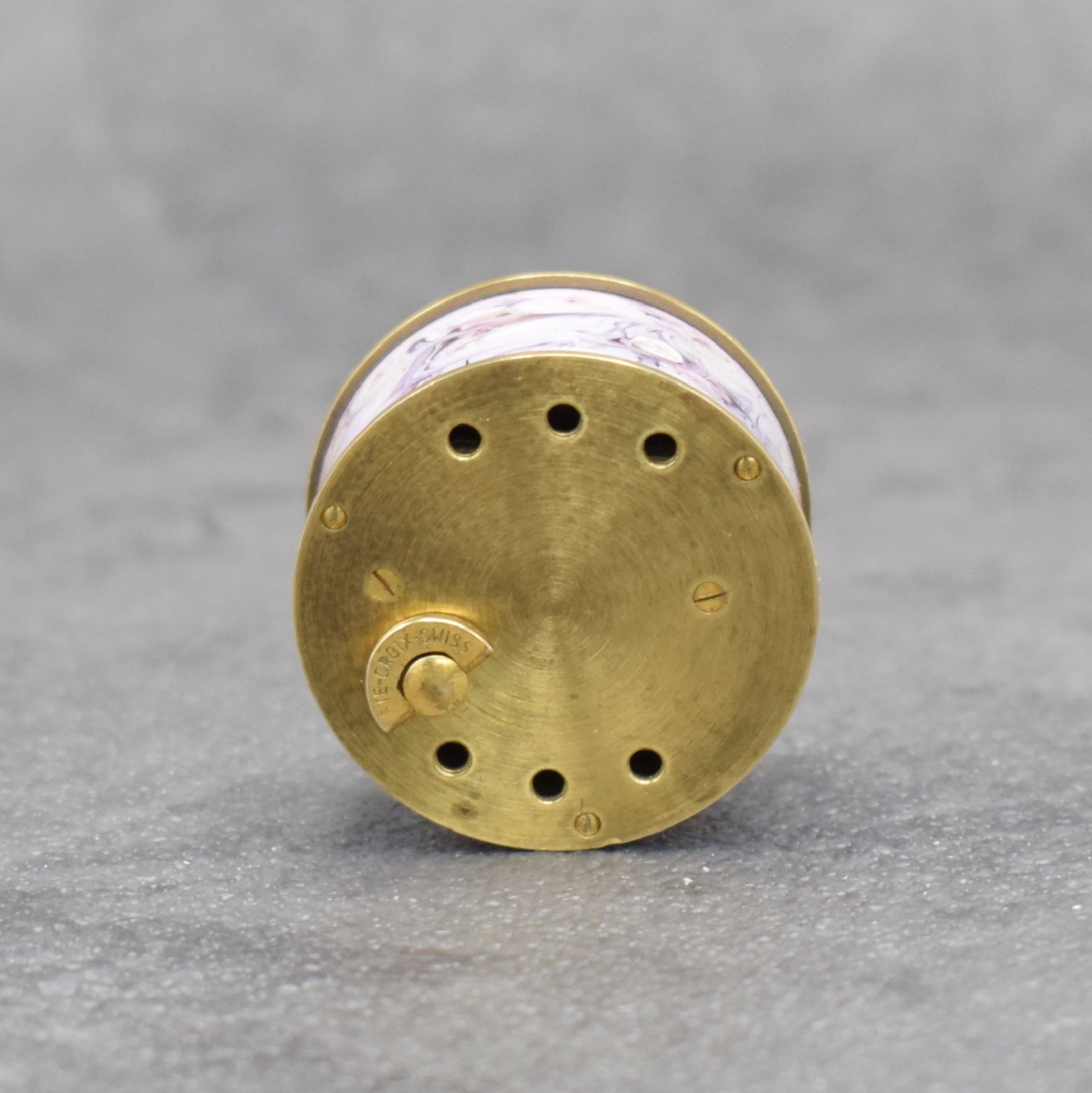 Detail c: PAUL BUHRE / REUGE kleiner Tischwecker mit Spieluhr, Schweiz um 1965, Melodie "Walzertraum", verschr. Messinggehäuse mit bemaltem Rand, ...
