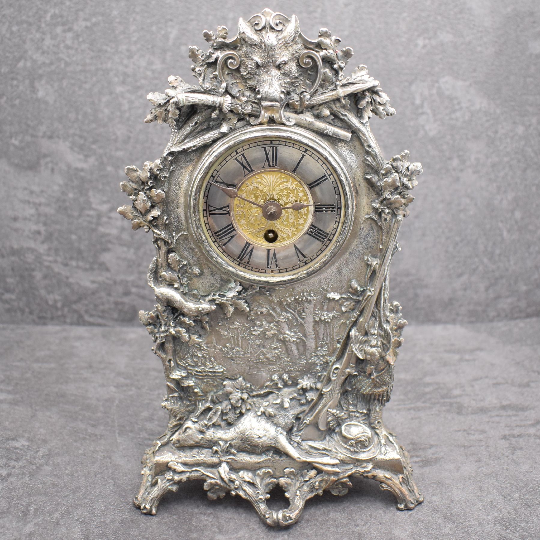 Ausgefallene Tischuhr mit aufwendigem Jagdmotiv, um 1880, massives, versilbertes Messinggehäuse, prunkvoll gearbeitete Vorderseite mit Jagdmotiv ...