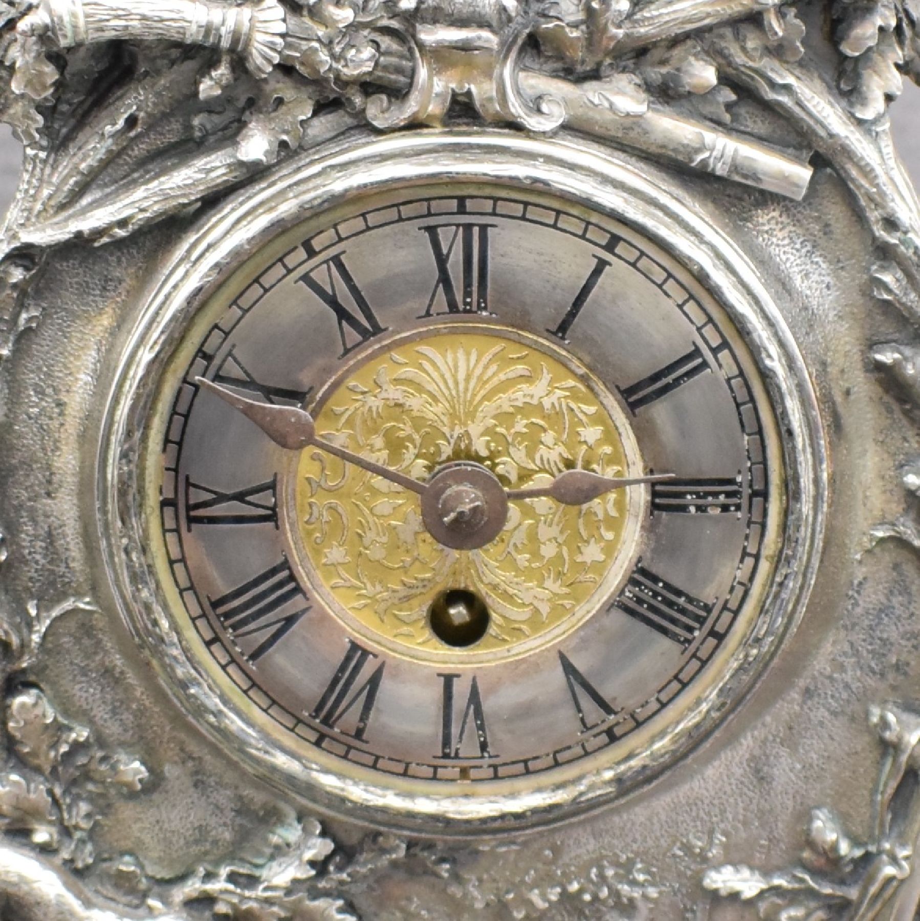 Detail a: Ausgefallene Tischuhr mit aufwendigem Jagdmotiv, um 1880, massives, versilbertes Messinggehäuse, prunkvoll gearbeitete Vorderseite mit Jagdmotiv ...