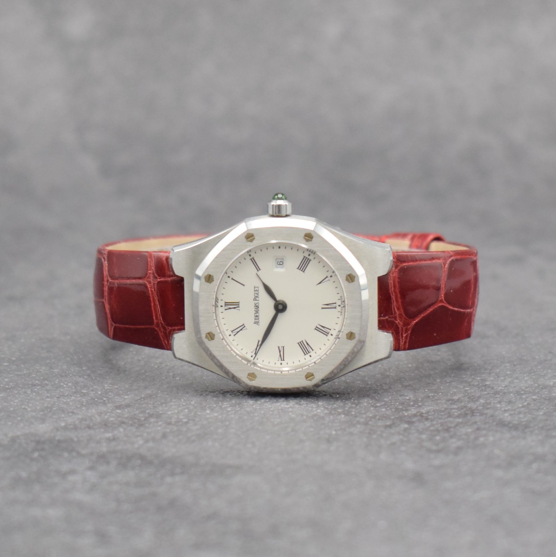 AUDEMARS PIGUET Royal Oak Damenarmbanduhr in Stahl / Lederband, Schweiz lt. orig. Papier verkauft 2005, quarz, Ref. 66800 ST, octagonale Lünette ...