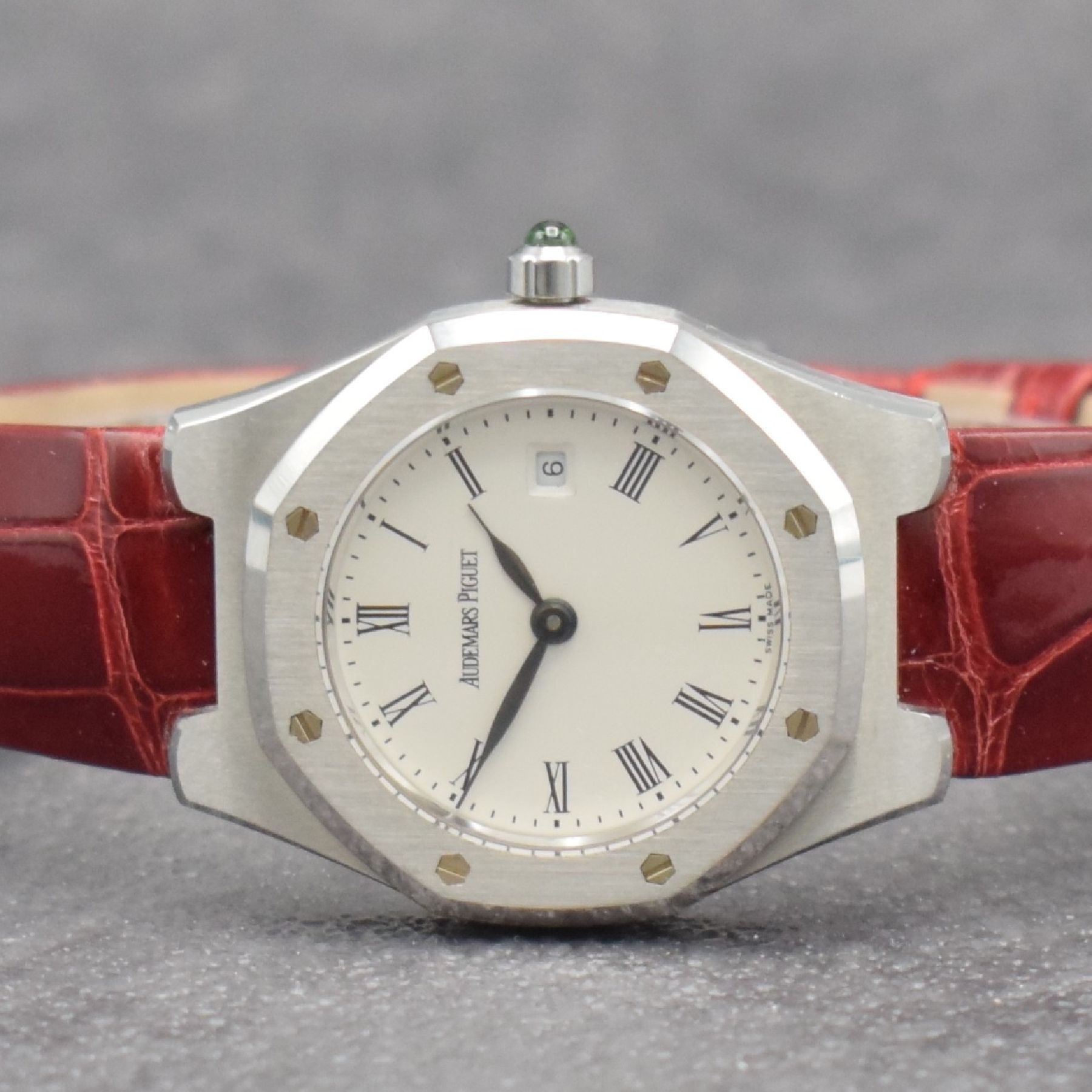 Detail a: AUDEMARS PIGUET Royal Oak Damenarmbanduhr in Stahl / Lederband, Schweiz lt. orig. Papier verkauft 2005, quarz, Ref. 66800 ST, octagonale Lünette ...
