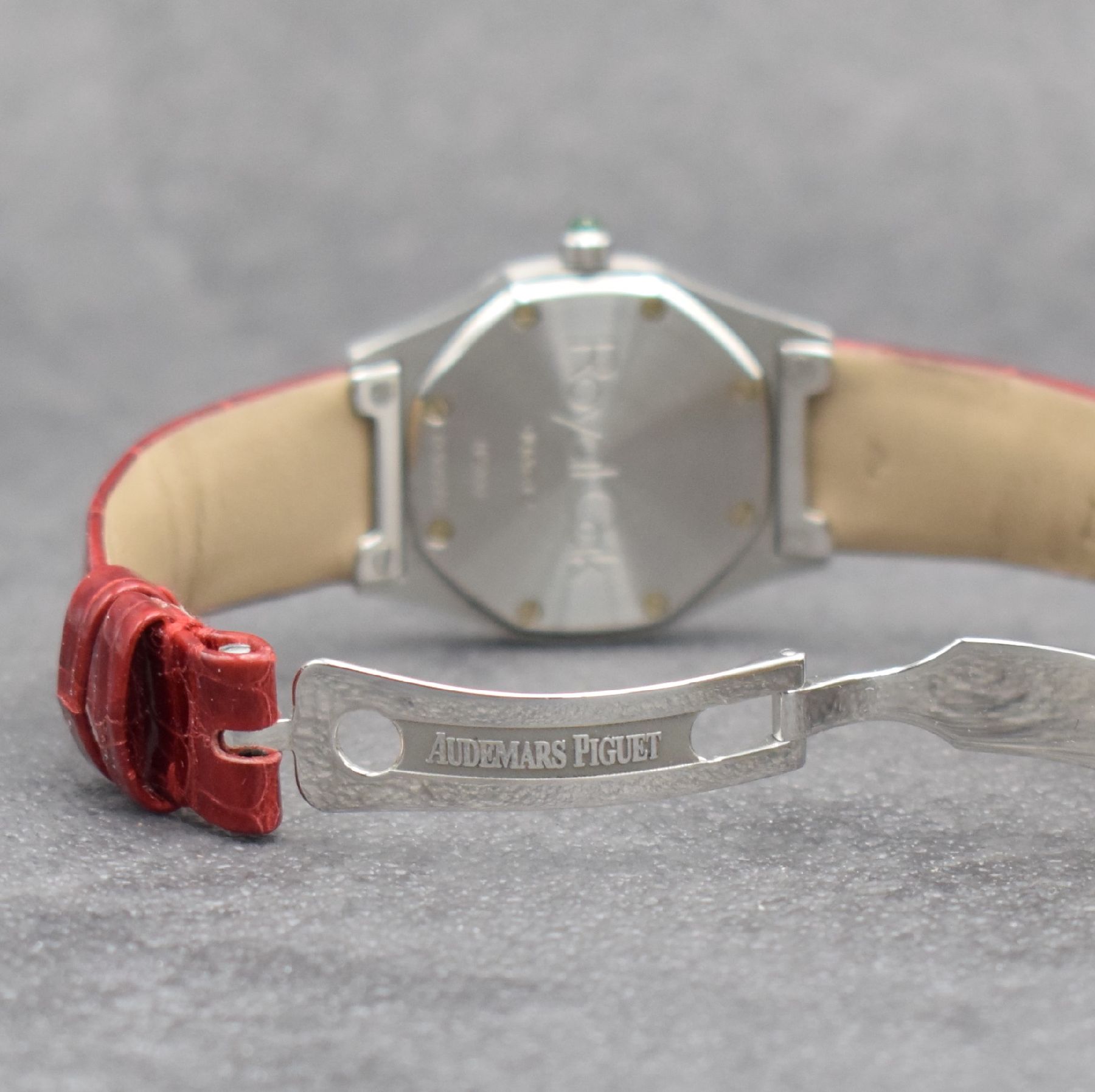 Detail d: AUDEMARS PIGUET Royal Oak Damenarmbanduhr in Stahl / Lederband, Schweiz lt. orig. Papier verkauft 2005, quarz, Ref. 66800 ST, octagonale Lünette ...