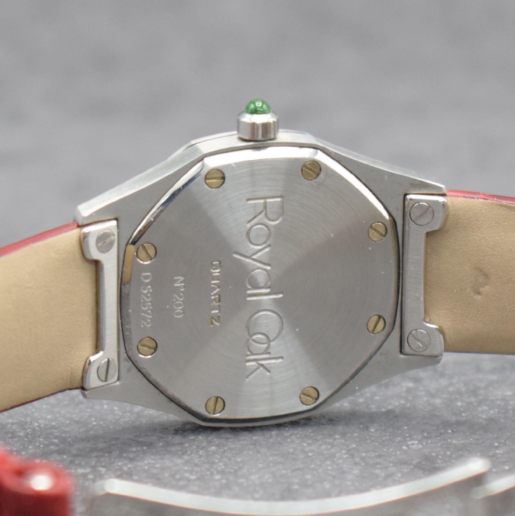 Detail e: AUDEMARS PIGUET Royal Oak Damenarmbanduhr in Stahl / Lederband, Schweiz lt. orig. Papier verkauft 2005, quarz, Ref. 66800 ST, octagonale Lünette ...