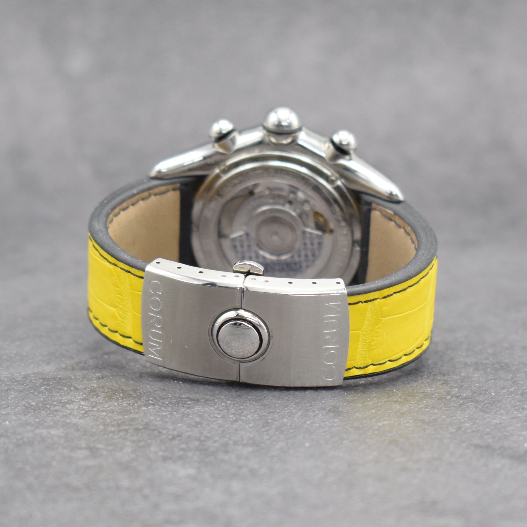 Detail d: CORUM Bubble Armbandchronograph in Stahl, Schweiz um 2010, Automatik, beids. vergl. Geh. Ref. 285.150.20, Boden & Krone verschr., gelbes Zifferbl., ...